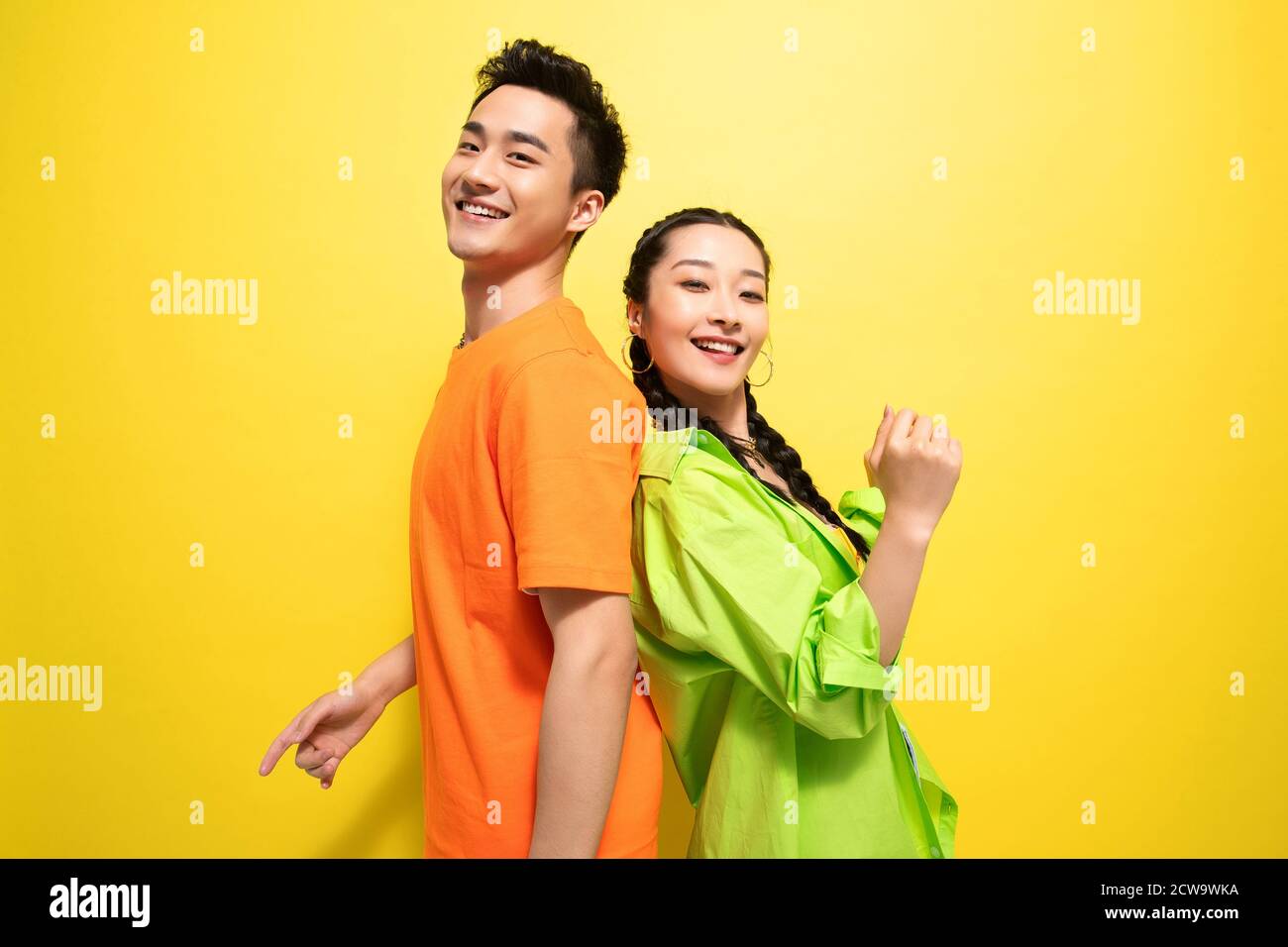 Giovane partner back-to-back Foto Stock