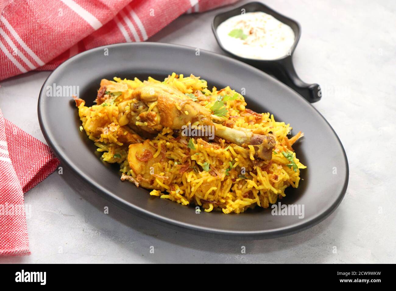 Biryani di pollo, Pollo Pulav. Guarnito con cipolla fritta e coriandolo. Biryani servito con raita è un famoso piatto di riso piccante non vegetariano dell'India. Foto Stock