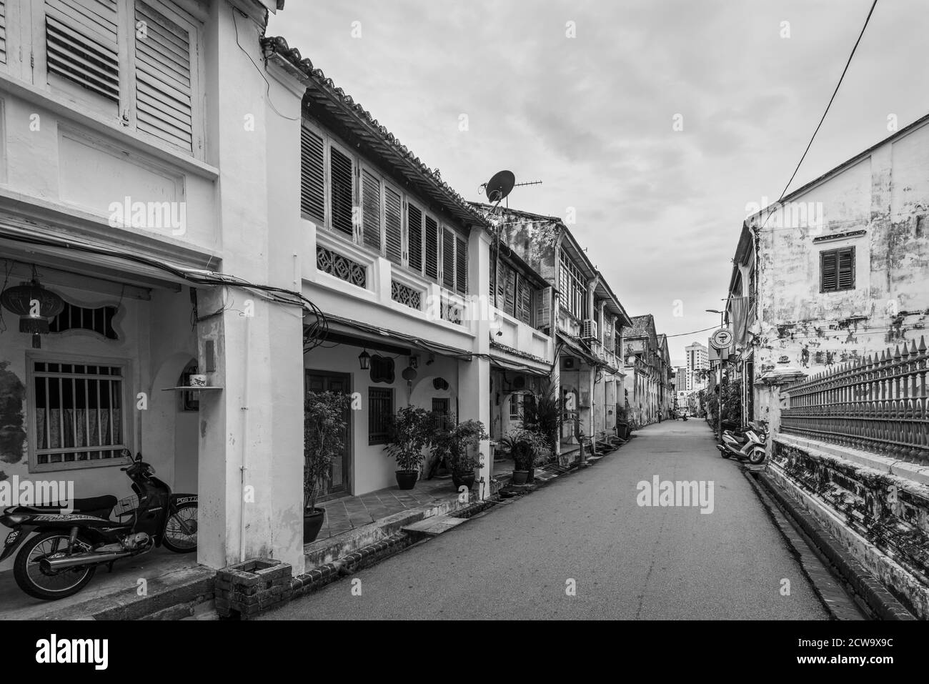 George Town, Penang, Malesia - 1 dicembre 2019: Case patrimonio dell'umanità a Georgetown, patrimonio dell'umanità dell'UNESCO. Stile retrò in bianco e nero. Foto Stock