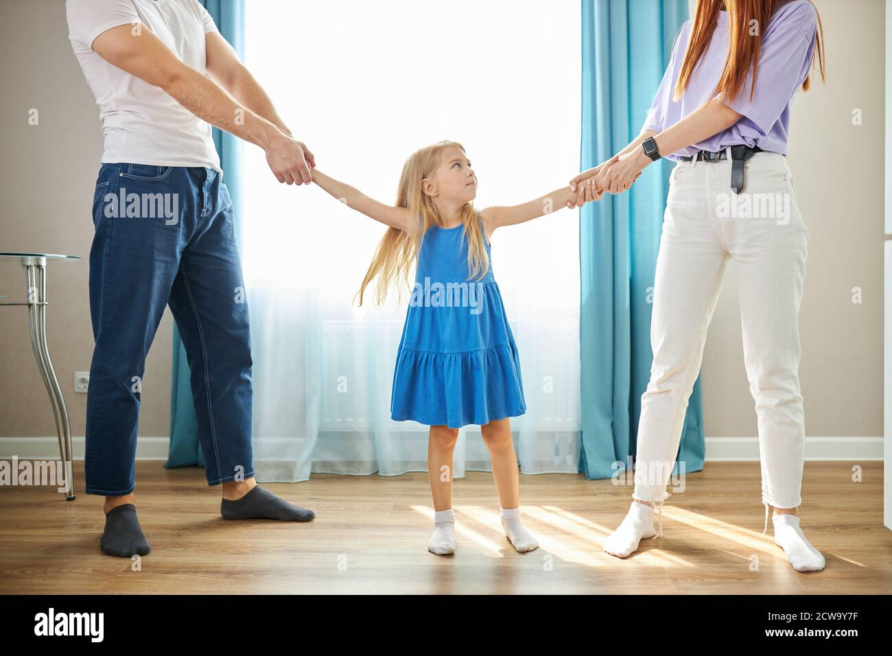 figlia triste sentirsi sconvolto circa i genitori divorzio, bambina caucasica soffrono di trauma offeso da conflitti combattimenti custodia condivisa, bambina tra uomo e donna Foto Stock