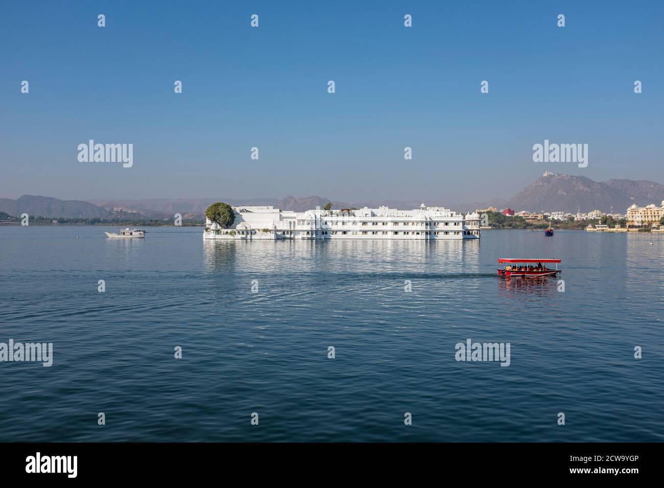 Il famoso hotel Taj Lake Palace, situato nel mezzo del Lago Pichola a Udaipur, in Rajasthan, India Foto Stock