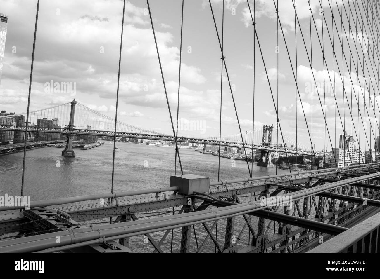 Immagine in scala di grigi del fiume est sul ponte di Brooklyn a New York, USA Foto Stock