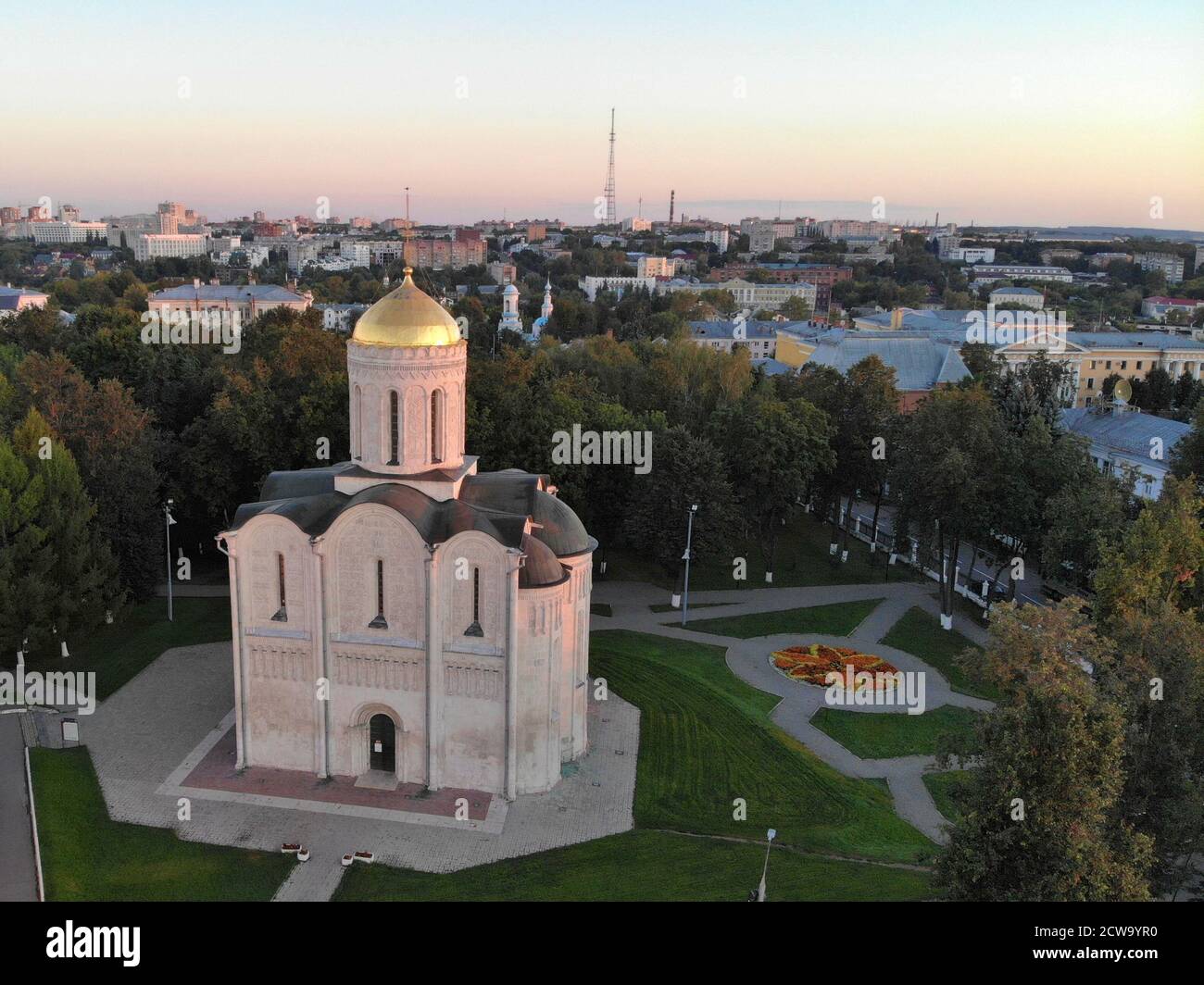 Cattedrale di Dmitrovsky a vladimir presa da un drone all'alba. patrimonio mondiale dell'unesco Foto Stock