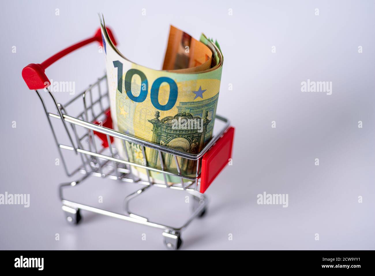Carrello della spesa con una moneta in euro Foto stock - Alamy