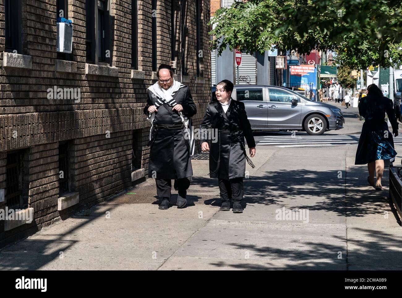 New York, Stati Uniti. 28 Settembre 2020. Persone religiose ebraiche viste nel quartiere di Borough Park di New York sulla Yom Kippur in mezzo alla pandemia COVID-19. Yom Kippur è il giorno dell'espiazione, è il giorno più santo dell'anno nell'ebraismo. Quest'anno coincidente con un grande picco di casi positivi COVID-19 nella zona di Borough Park. I funzionari della città chiedevano alle persone di mantenere le distanze sociali e indossare maschere, tuttavia molti non hanno seguito queste regole. (Foto di Lev Radin/Pacific Press) Credit: Pacific Press Media Production Corp./Alamy Live News Foto Stock