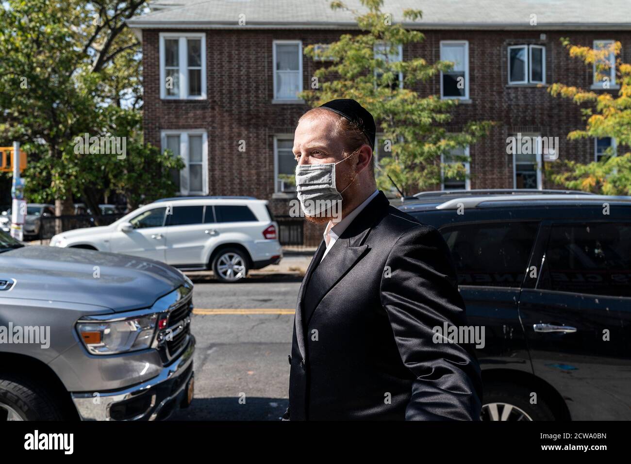 New York, Stati Uniti. 28 Settembre 2020. Persone religiose ebraiche viste nel quartiere di Borough Park di New York sulla Yom Kippur in mezzo alla pandemia COVID-19. Yom Kippur è il giorno dell'espiazione, è il giorno più santo dell'anno nell'ebraismo. Quest'anno coincidente con un grande picco di casi positivi COVID-19 nella zona di Borough Park. I funzionari della città chiedevano alle persone di mantenere le distanze sociali e indossare maschere, tuttavia molti non hanno seguito queste regole. (Foto di Lev Radin/Pacific Press) Credit: Pacific Press Media Production Corp./Alamy Live News Foto Stock