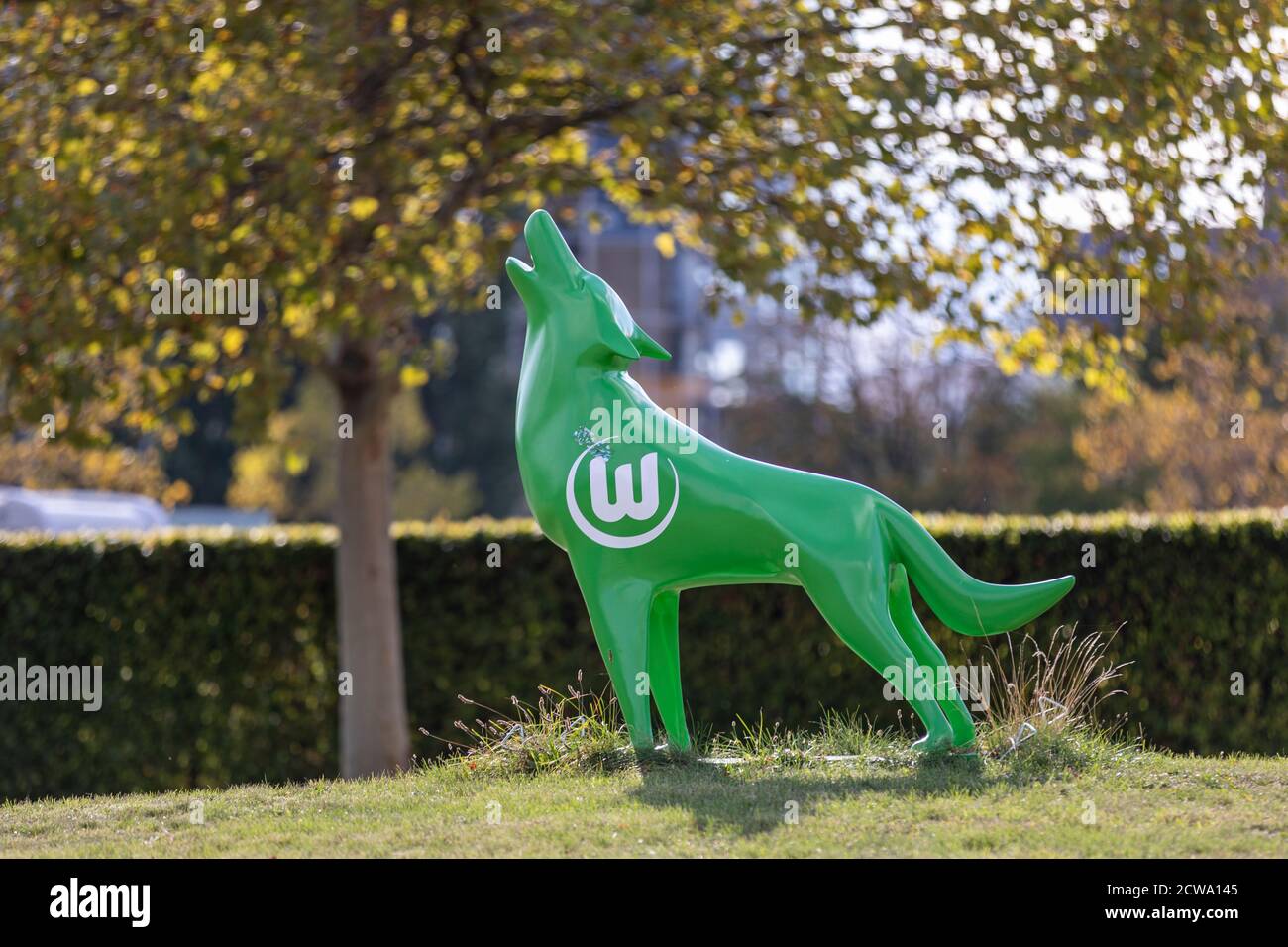 La squadra di calcio di Wolfsburg ha eretto statue di lupo stampate in 3D in tutta la città natale. Le statue stanno promuovendo il club di Wolfsburg VFL. Foto Stock