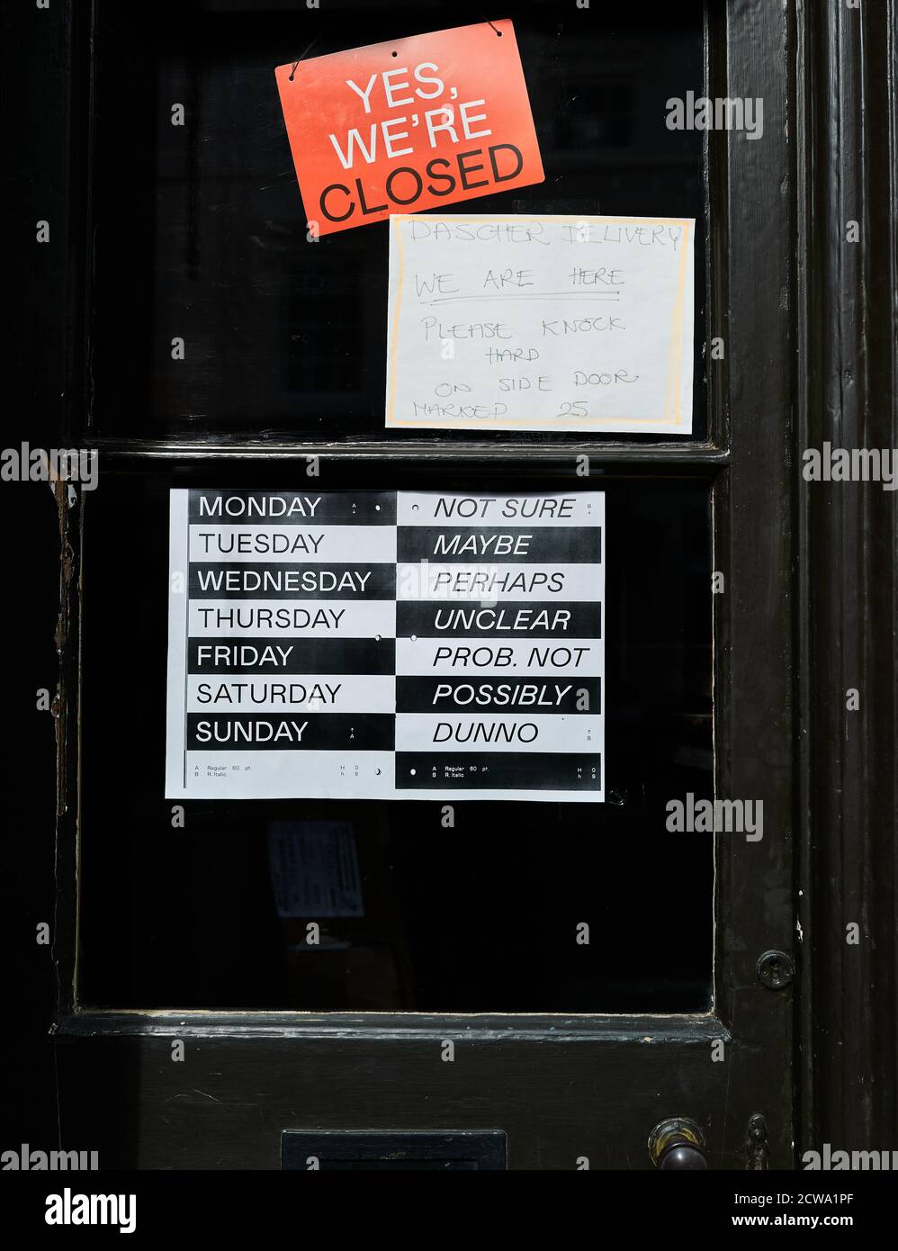 Avviso incerto sulla chiusura in un negozio nella città di mercato di Uppingham, Rutland, Inghilterra, durante l'epidemia di coronavirus, settembre 2020. Foto Stock
