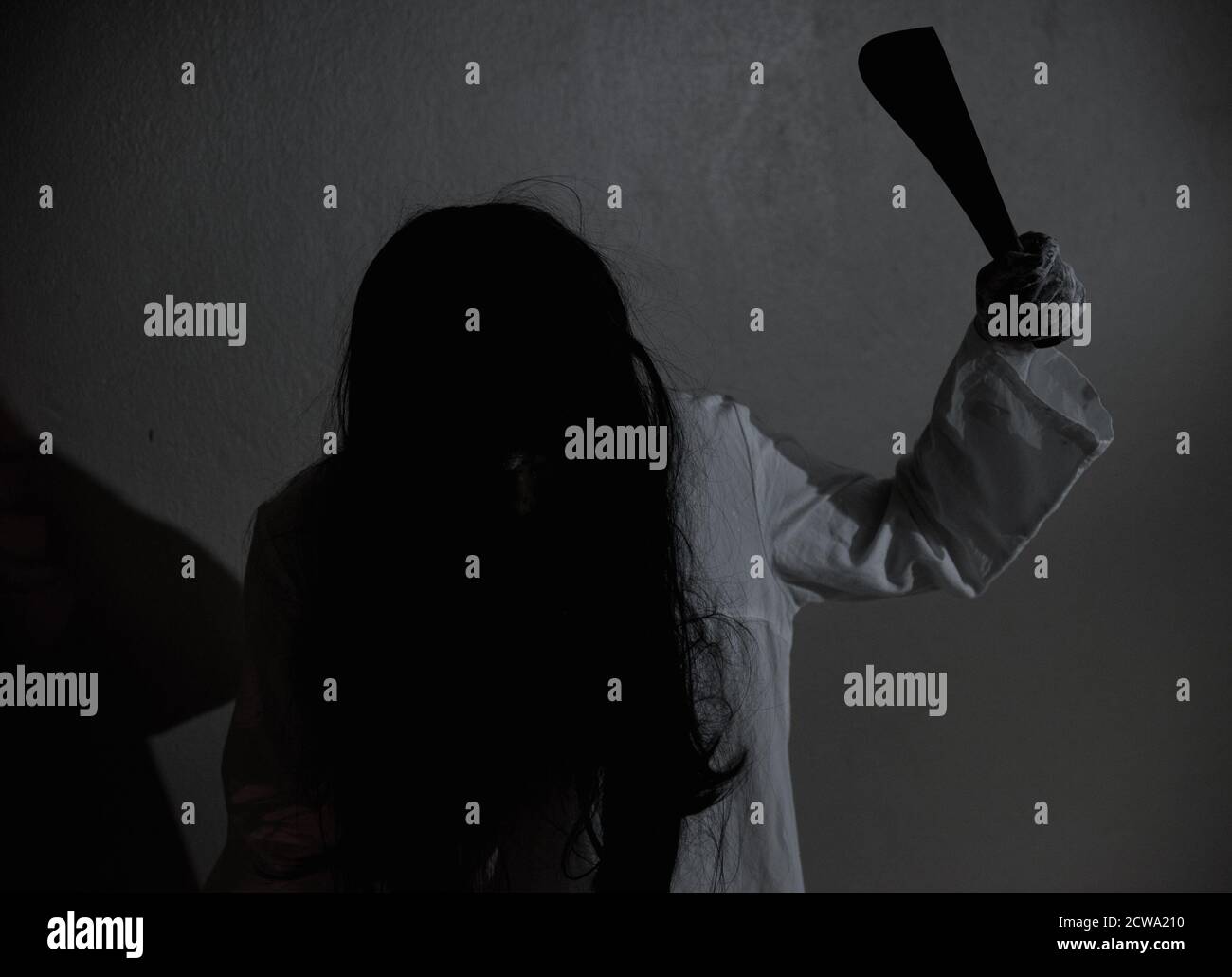 Horror donna fantasma creepy che tiene il coltello per uccidere, concetto di giorno di Halloween Foto Stock