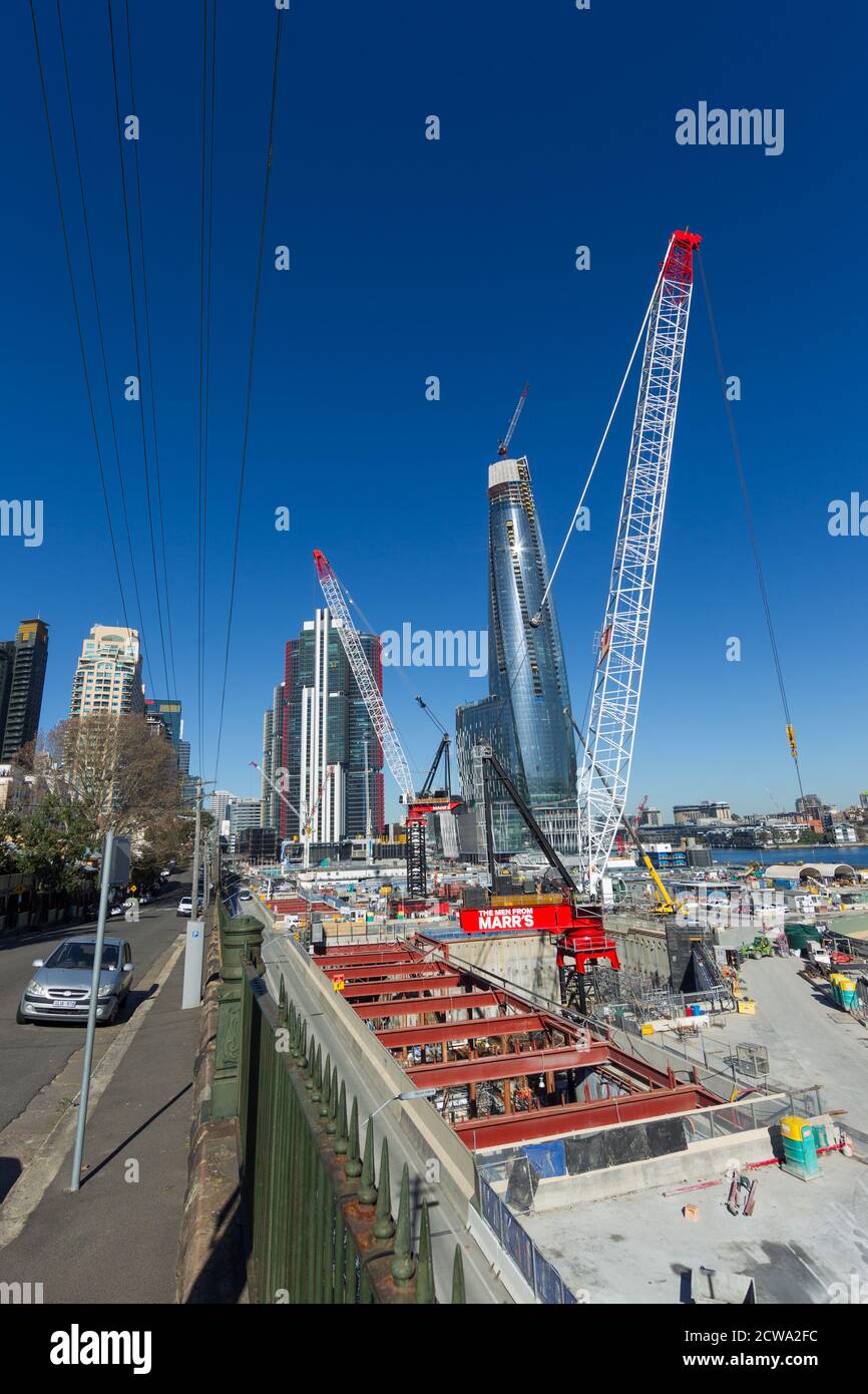 Costruzione di Barangaroo a Sydney, visto da High Street a Millers Point. Barangaroo si trova lungo Hickson Road vicino al sobborgo di Sydney delle Rocks e si affaccia ad ovest verso Darling Harbour e Balmain. Una volta completato, il Barangaroo conterrà un casinò, un hotel a cinque stelle, negozi di lusso e appartamenti alti. Foto Stock