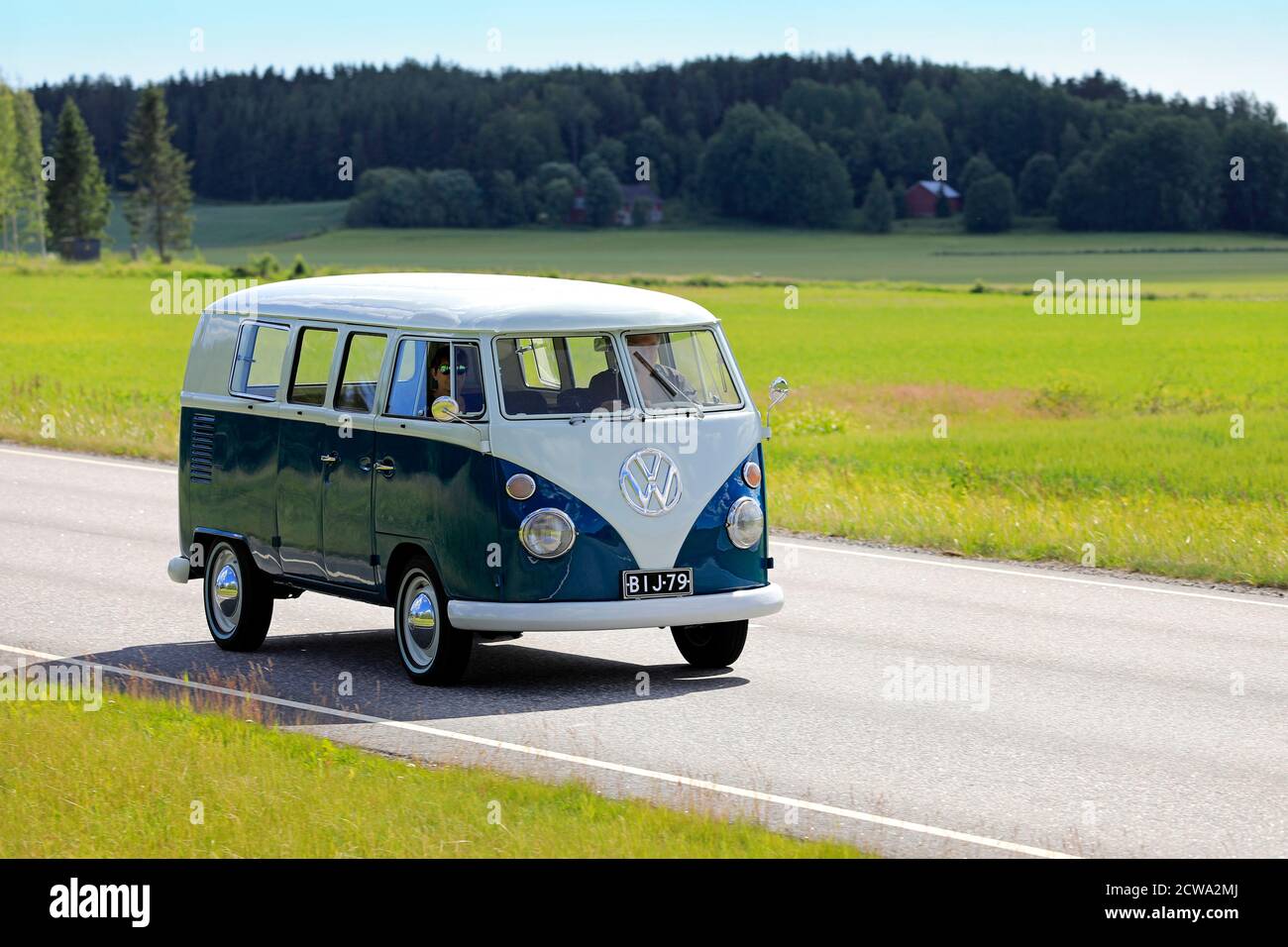 Classico, blu mare Volkswagen tipo 2 hippie bus o camper van alla velocità sulla strada statale 52 in un giorno di sole d'estate. Salo, Finlandia. 28 giugno 2019. Foto Stock