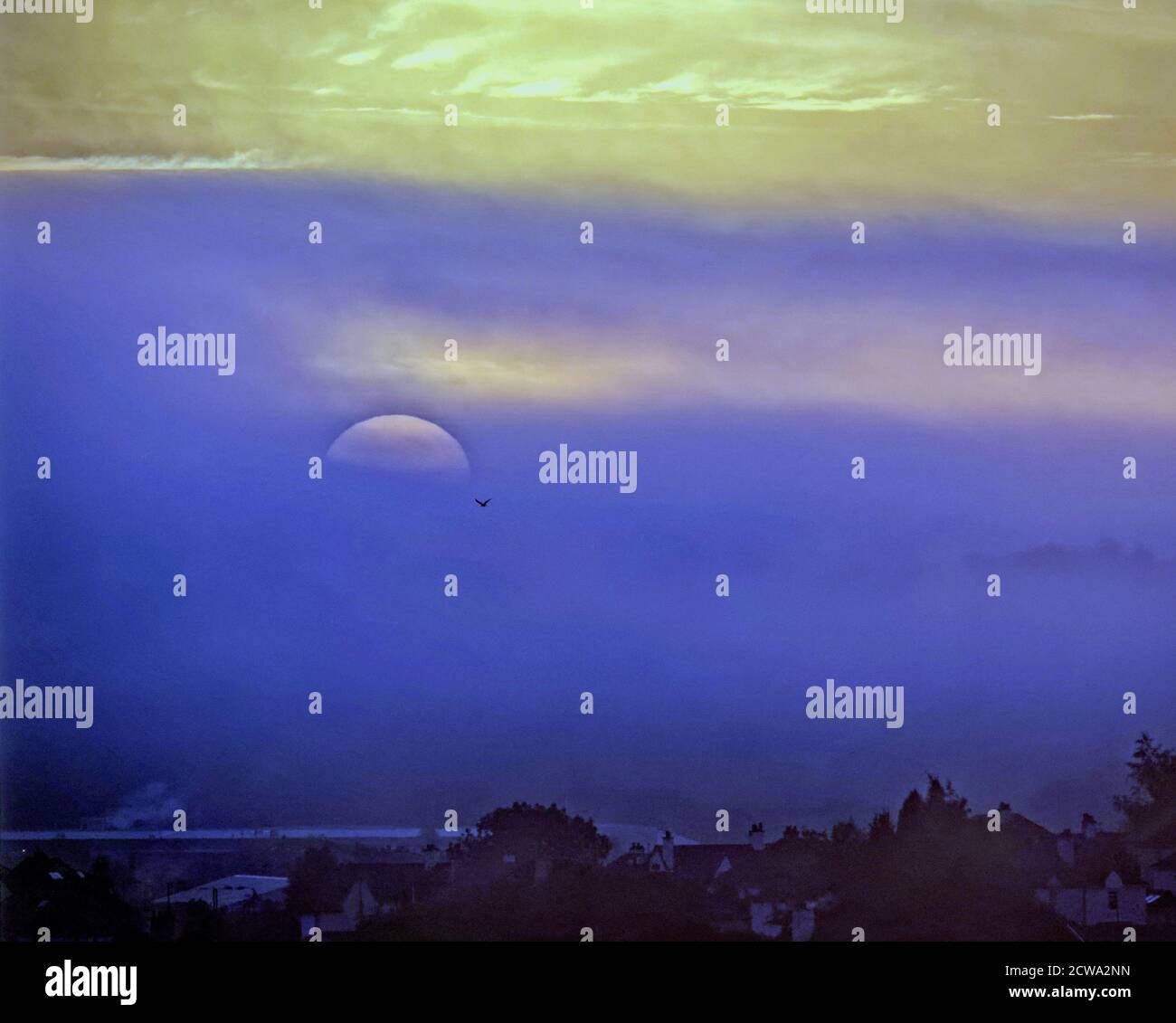 Glasgow, Scotland, UK, 29 settembre, 2020: Regno Unito Meteo: Partenza a freddo ha visto temperature gelide durante la notte come la nebbia decimava la città lasciando le sagome del sole all'alba durante la notte credito: Gerard Ferry/Alamy Live News Foto Stock