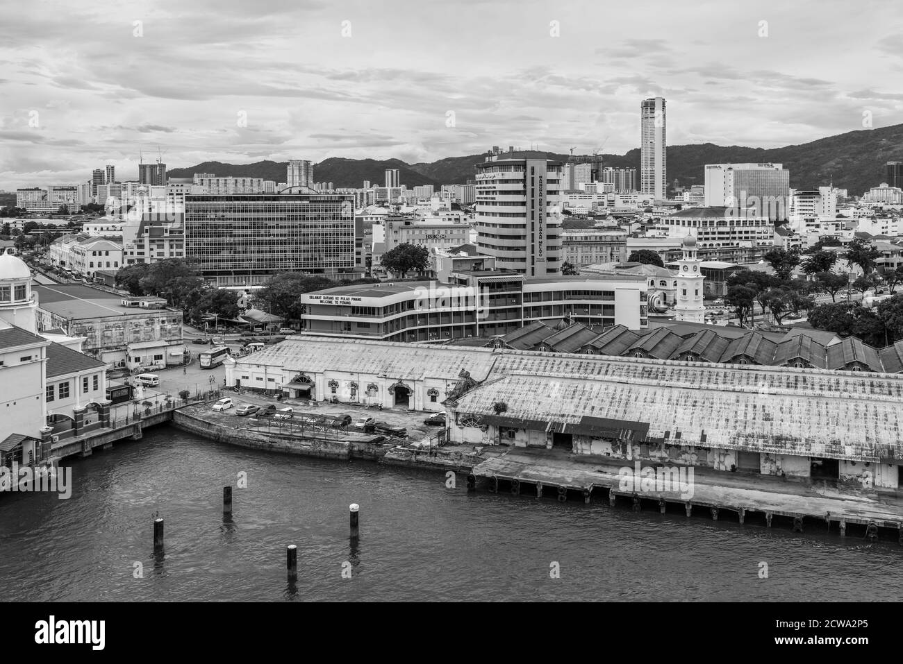 George Town, Penang, Malesia - 1 dicembre 2019: Vista della città di George dall'alto in tempo nuvoloso. George Town è la capitale e la città più grande del Foto Stock