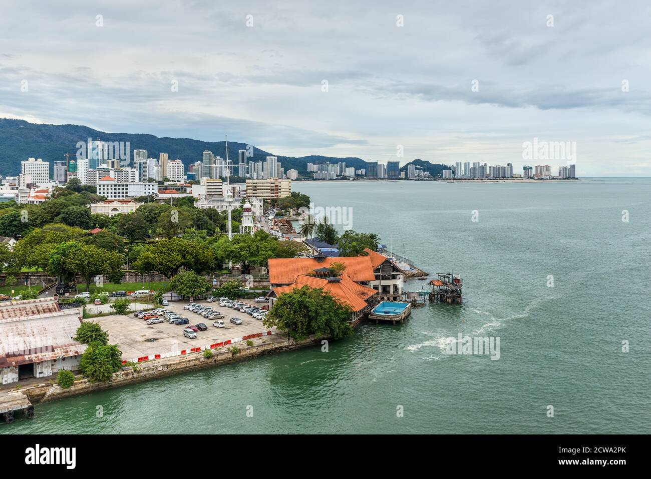 George Town, Penang, Malesia - 1 dicembre 2019: Vista della città di George dall'alto in tempo nuvoloso. George Town è la capitale e la città più grande del Foto Stock