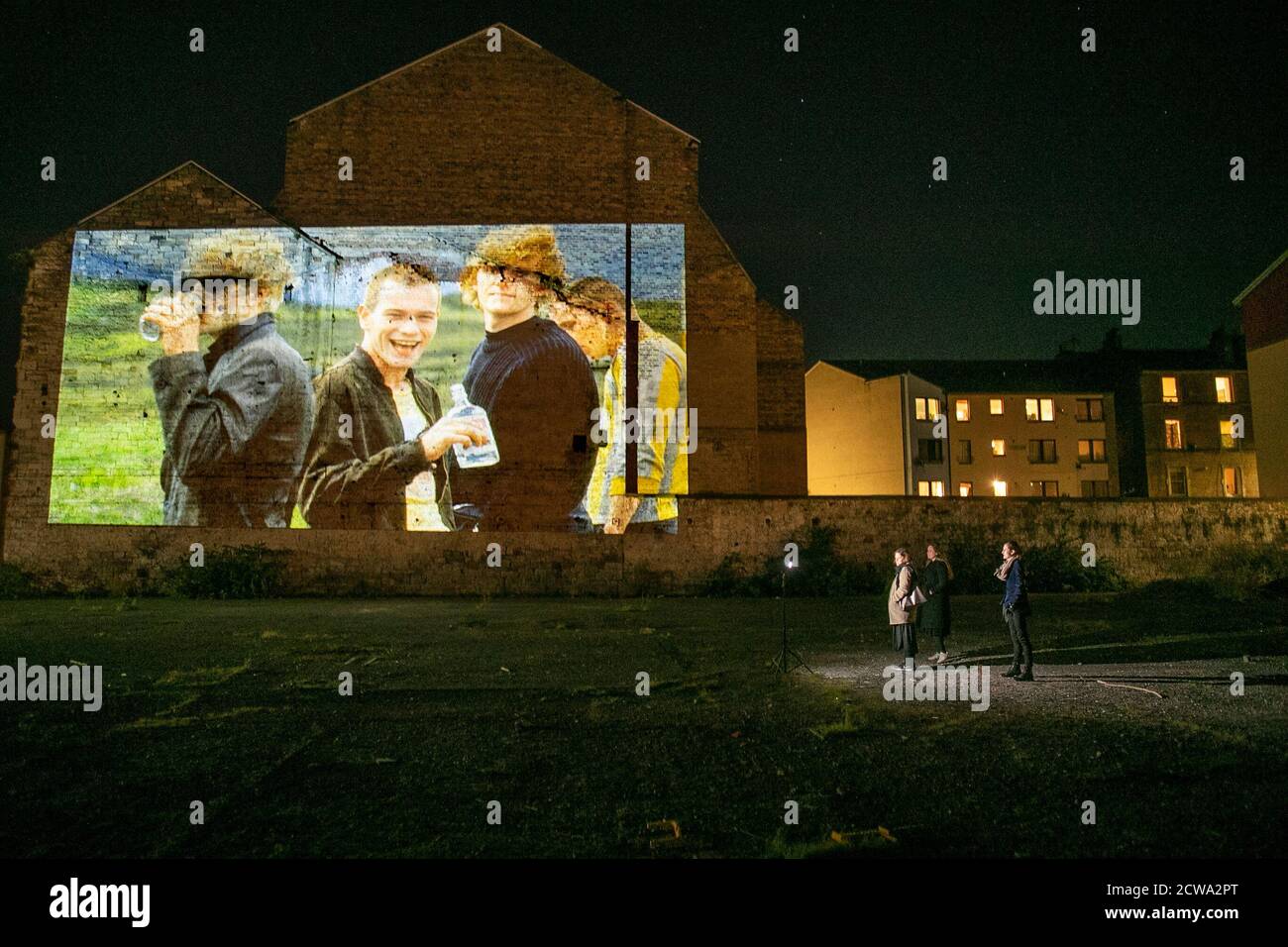 Le immagini dei film Trainspotting e The Illusionist, entrambi ambientato a Edimburgo, sono proiettate su un sito derelict da Double Take Projections a Leith, Edimburgo, durante un test di screening per Cinescapes. Foto Stock