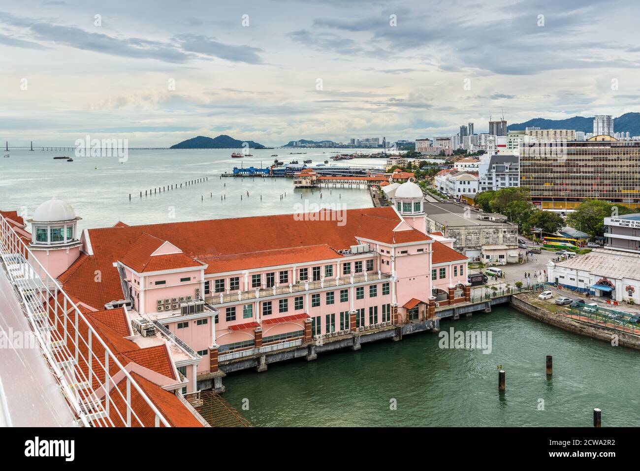 George Town, Penang, Malesia - 1 dicembre 2019: Vista della città di George dalla nave da crociera in tempo nuvoloso. Il terminal delle navi da crociera di Swettenham nel Foto Stock