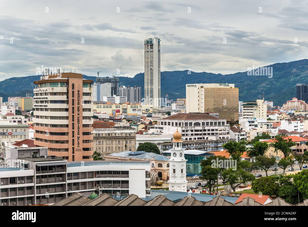 George Town, Penang, Malesia - 1 dicembre 2019: Vista della città di George dalla nave da crociera in tempo nuvoloso. George Town è la capitale e il cit più grande Foto Stock