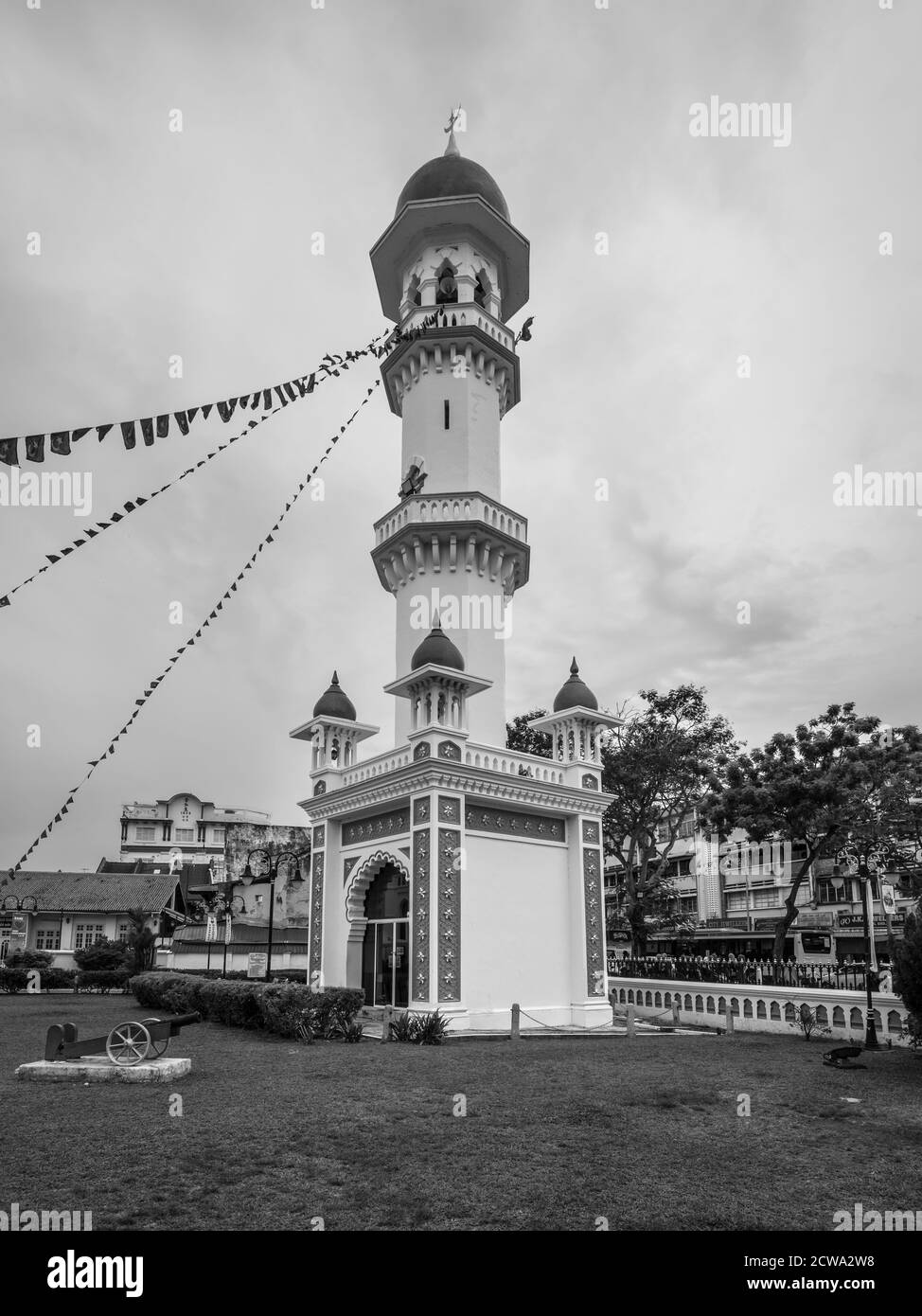 George Town, Penang, Malesia - 1 dicembre 2019: Il minareto della Moschea Kapitan Keling. E 'stato costruito nel 19 ° secolo da commercianti musulmani indiani Foto Stock