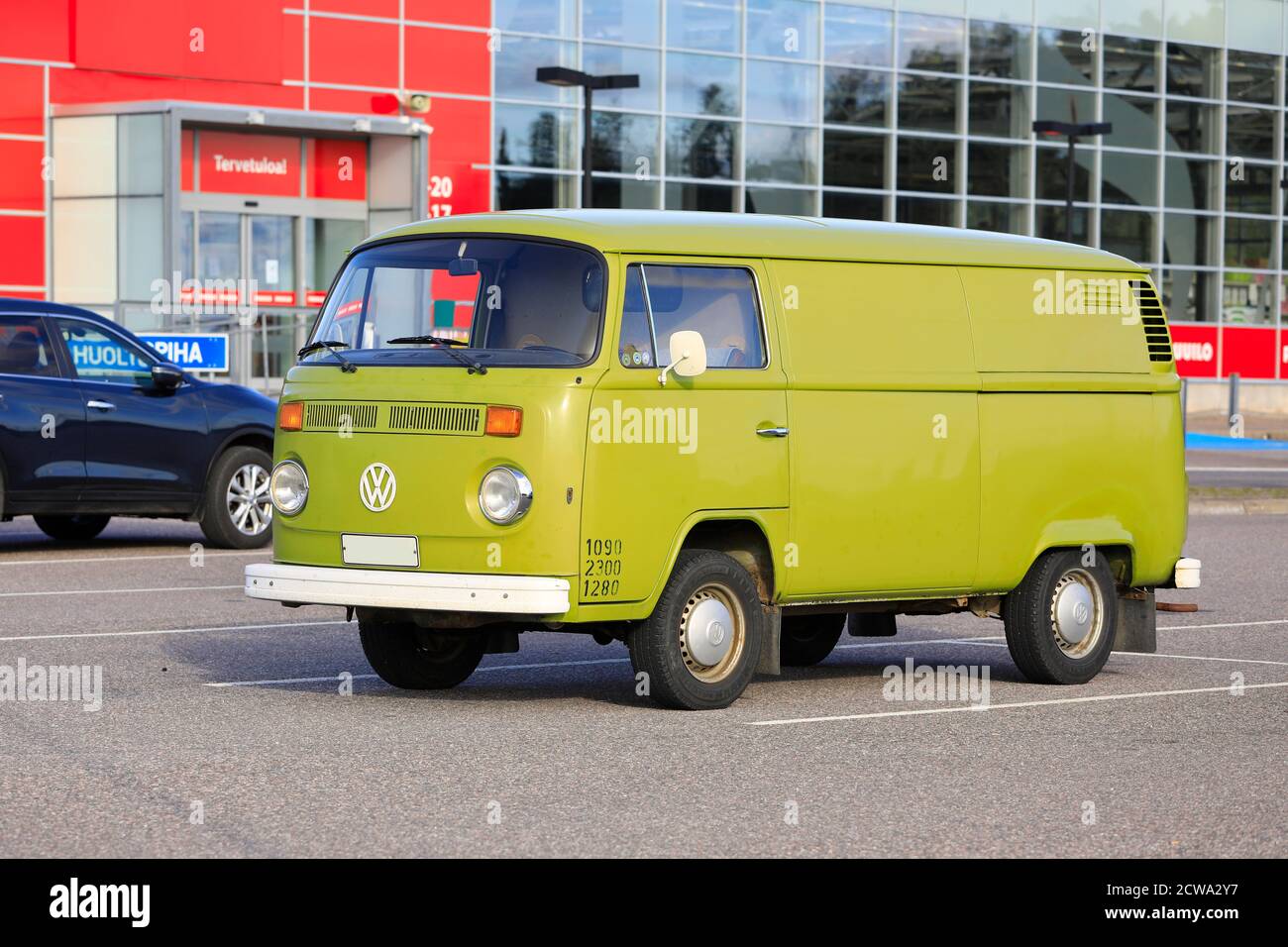 Classic, verde oliva Volkswagen tipo 2 camper sul parcheggio supermercato a Salo, Finlandia. 22 settembre 2019. Foto Stock