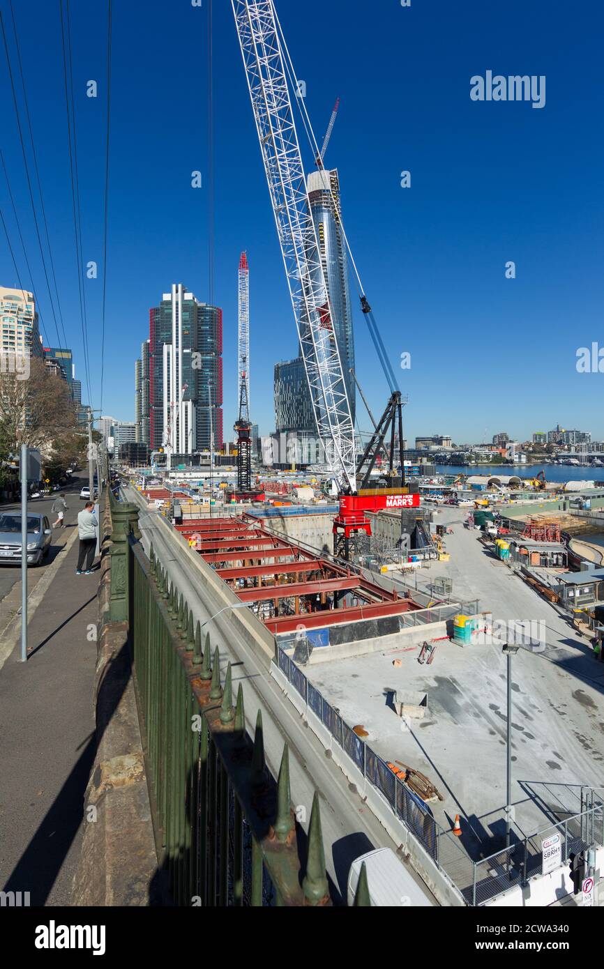 Costruzione di Barangaroo a Sydney, visto da High Street a Millers Point. Barangaroo si trova lungo Hickson Road vicino al sobborgo di Sydney delle Rocks e si affaccia ad ovest verso Darling Harbour e Balmain. Una volta completato, il Barangaroo conterrà un casinò, un hotel a cinque stelle, negozi di lusso e appartamenti alti. Foto Stock