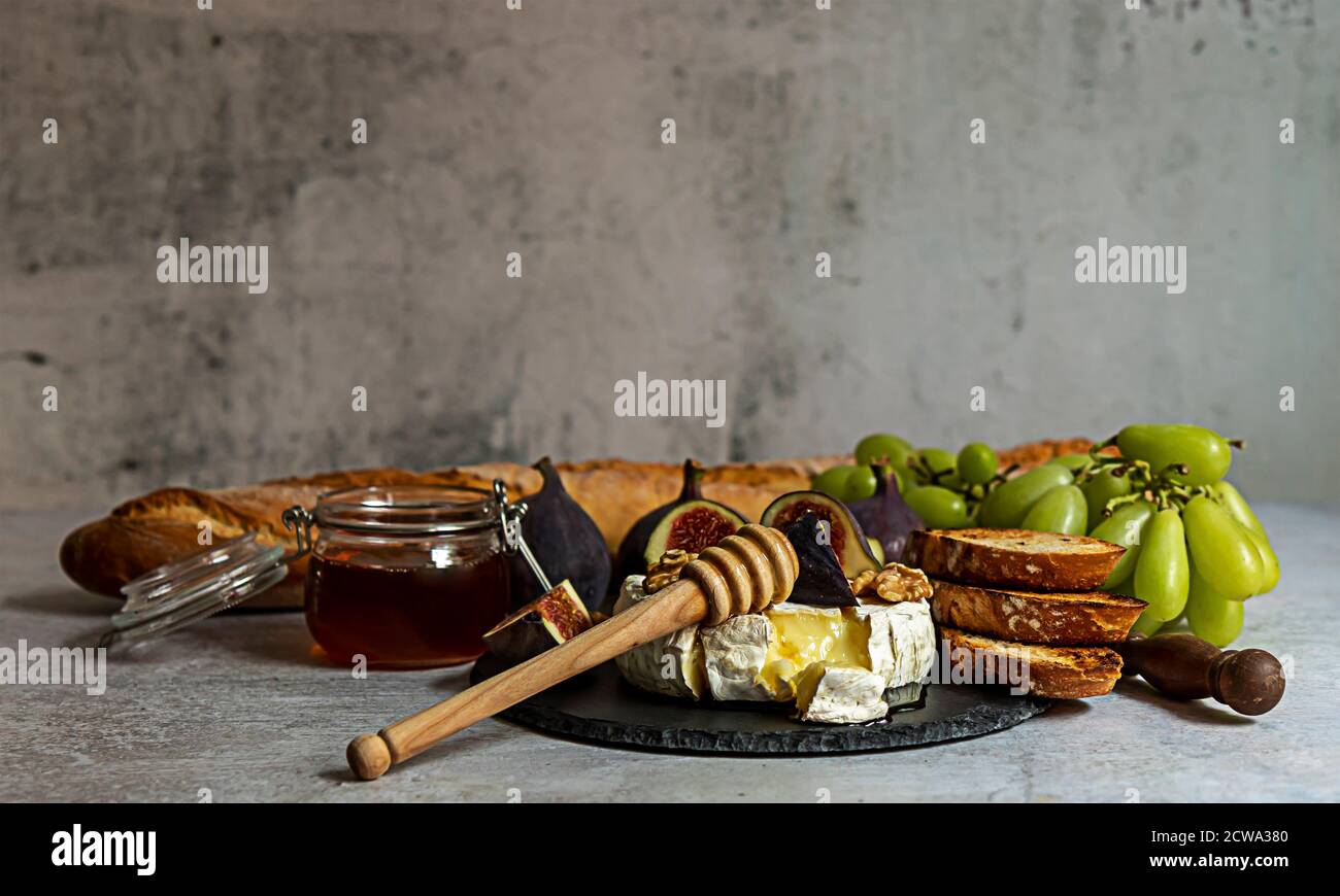 Camembert al forno con miele, fichi e pane fresco Foto Stock