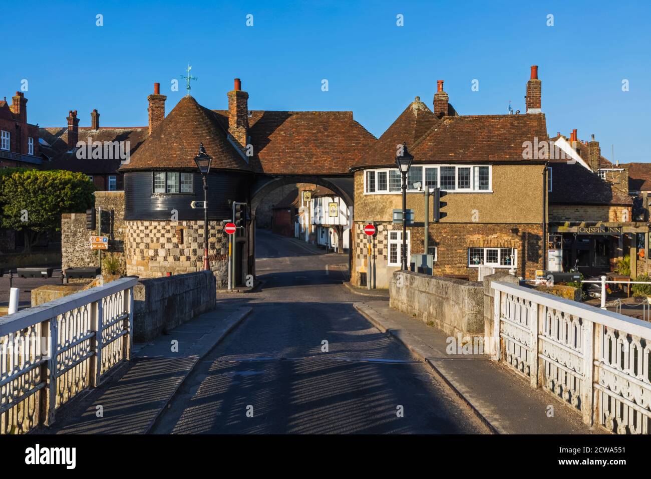 Inghilterra, Kent, Sandwich, Barbican e Toll House con Empty Road Foto Stock