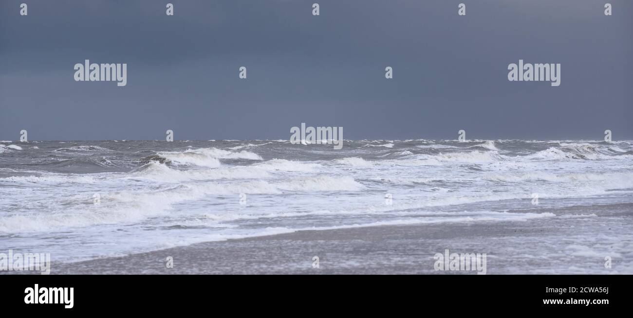 Una foto panoramica delle acque aspro della costa nord del Norfolk, in una giornata intensa in inverno Foto Stock