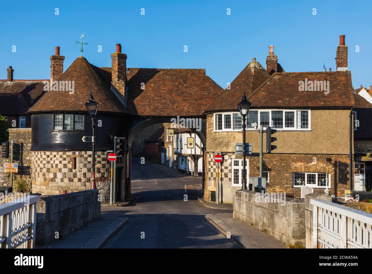 Inghilterra, Kent, Sandwich, Barbican e Toll House con Empty Road Foto Stock