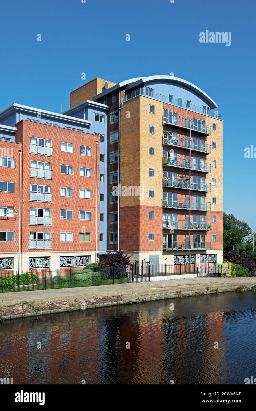 Chantry Waters si affaccia sul fiume Calder, Wakefield, West Yorkshire, Inghilterra Regno Unito Foto Stock