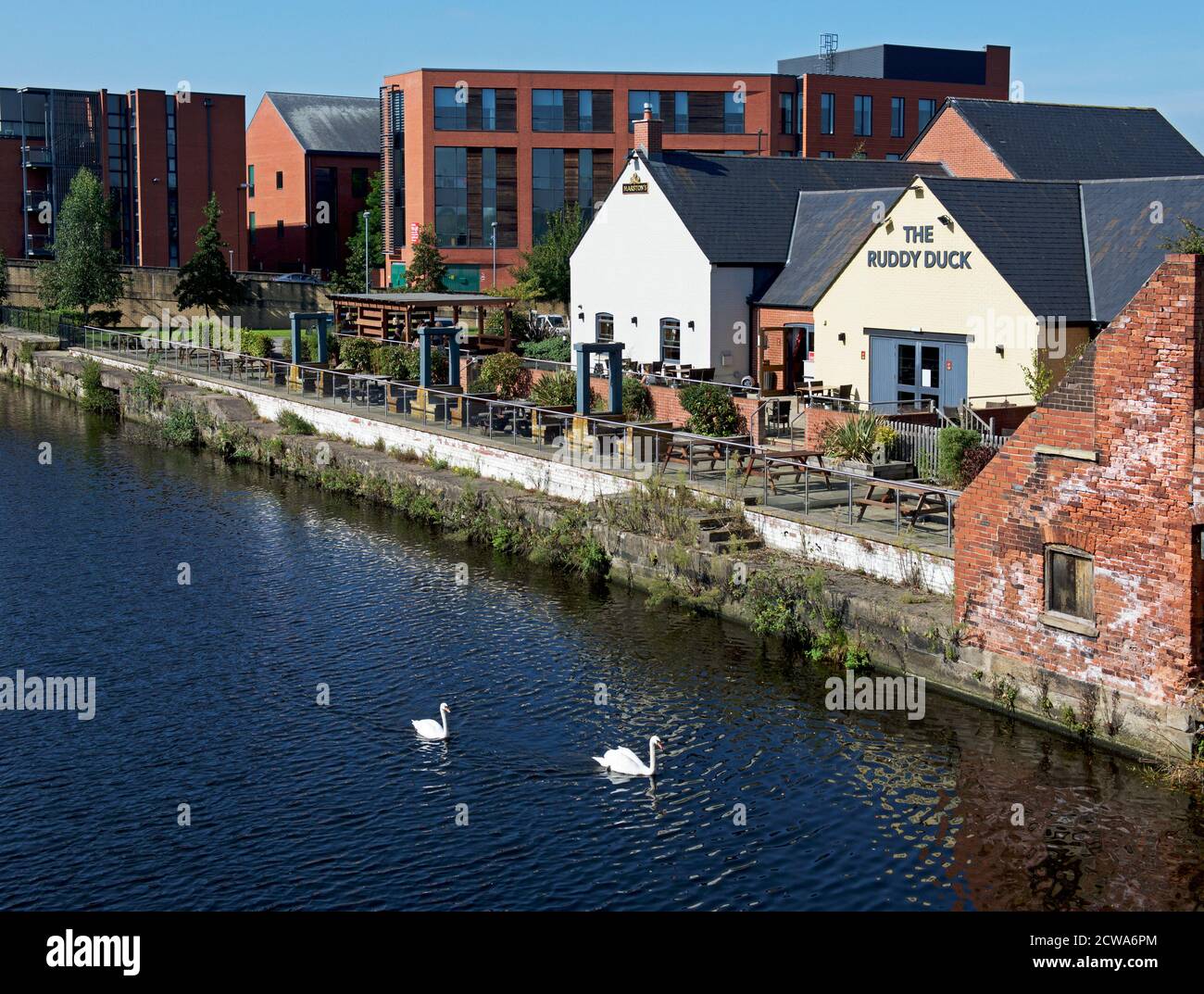 Il pub e ristorante Ruddy Duck si affaccia sul fiume Calder, Wakefield, West Yorkshire, Inghilterra Regno Unito Foto Stock