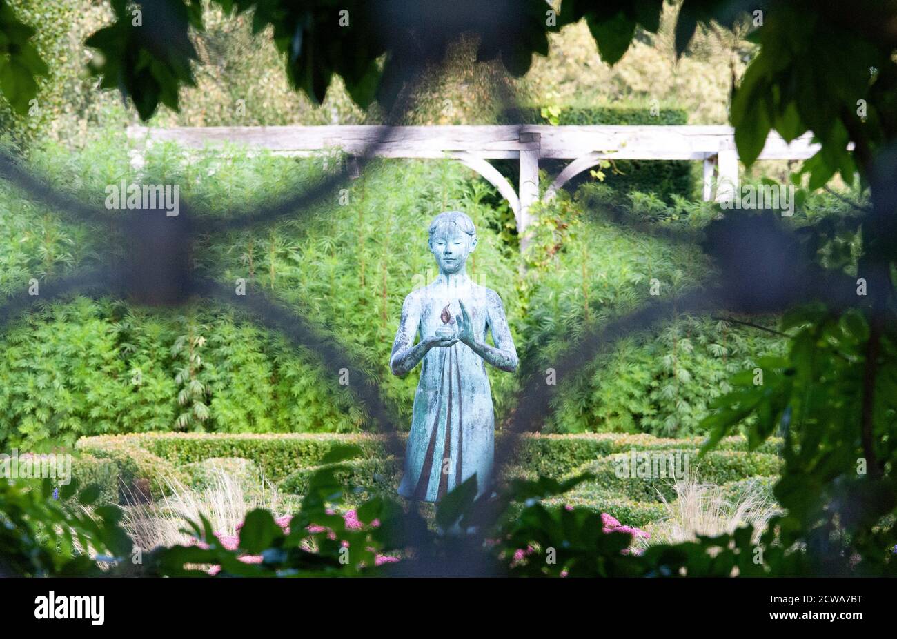 Lampada della Sapienza statua nel Giardino spaziale silenzioso presso i Giardini di Waterperry. Nel 1932 Beatrix Havergal istituì qui una scuola di orticoltura per Signore. Foto Stock