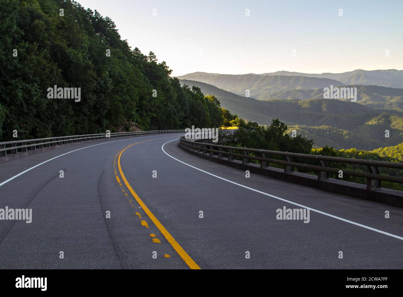 Guida sulla Foothills Parkway. Tortuosa strada di montagna lungo la Great Smoky Mountains Foothills Parkway a Wears Valley, Tennessee, USA. Foto Stock