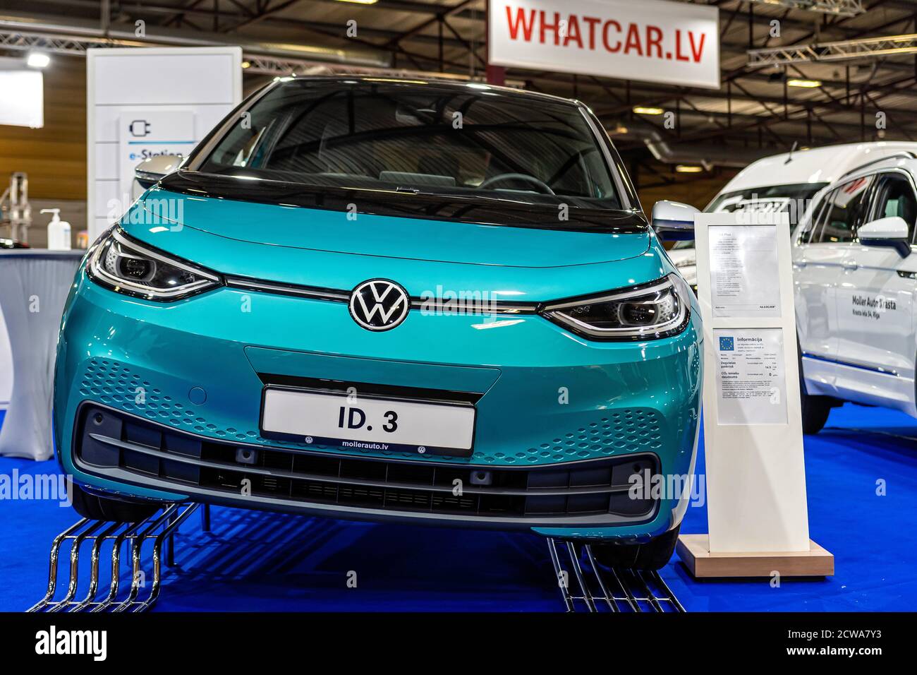 Riga, Lettonia, 25 settembre 2020: Volkswagen ID.3 anteprima dell'automobile elettrica ad un'esposizione del motore, modello 2020, vista frontale Foto Stock