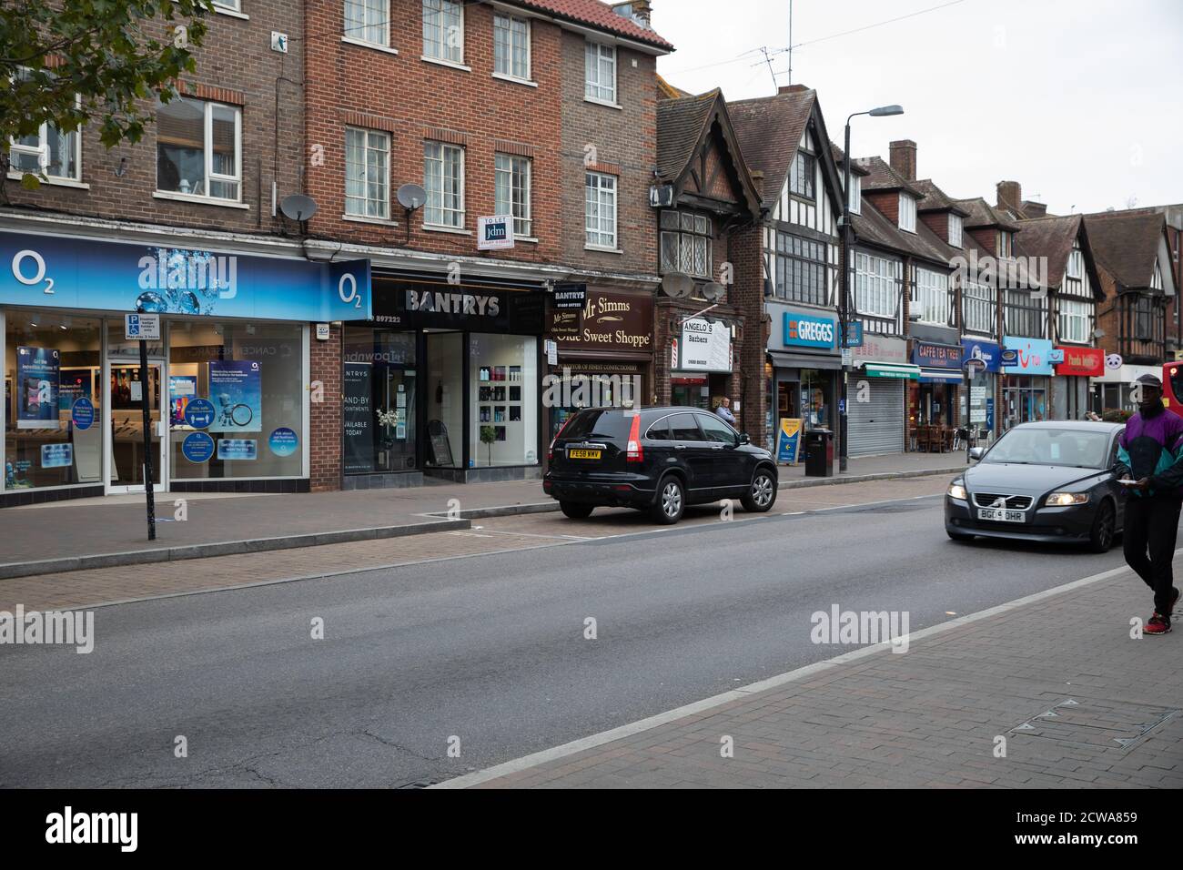 Una fila di negozi a Orpington High Street, Kent Foto Stock