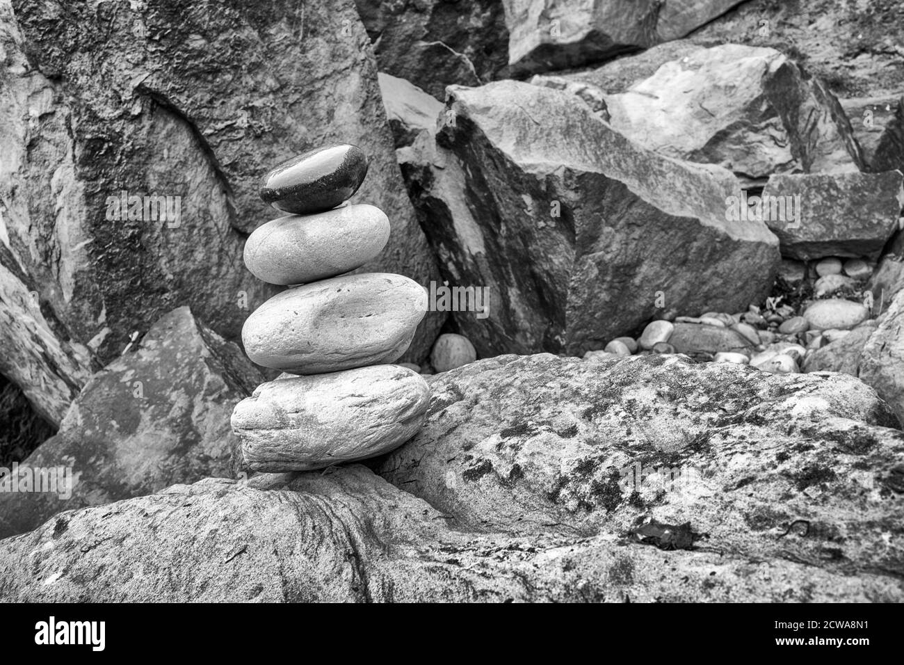Scintillante arte rock tra massi frantumati, Heyburn Wyke Beach, North Yorkshire, Regno Unito Foto Stock