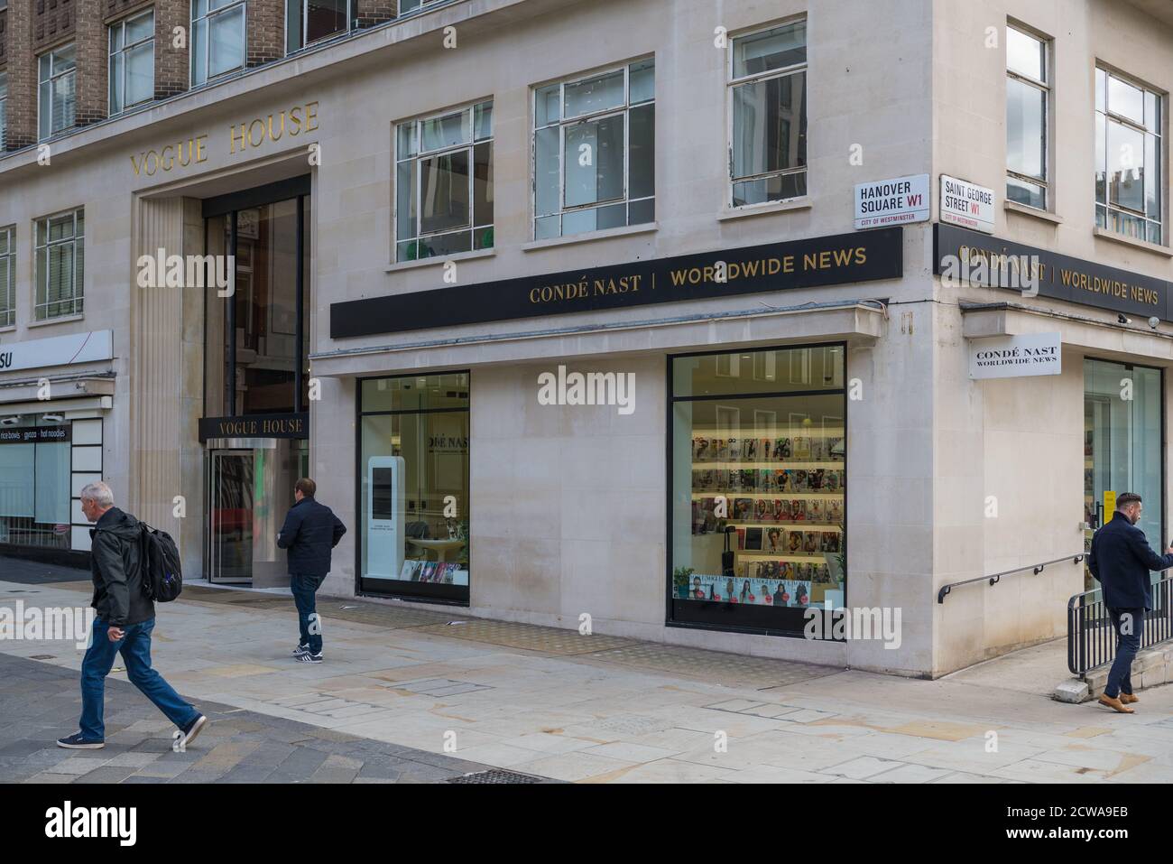 La gente passa davanti a Vogue House, casa degli editori Conde Nast, Hanover Square, Londra, Inghilterra, Regno Unito Foto Stock