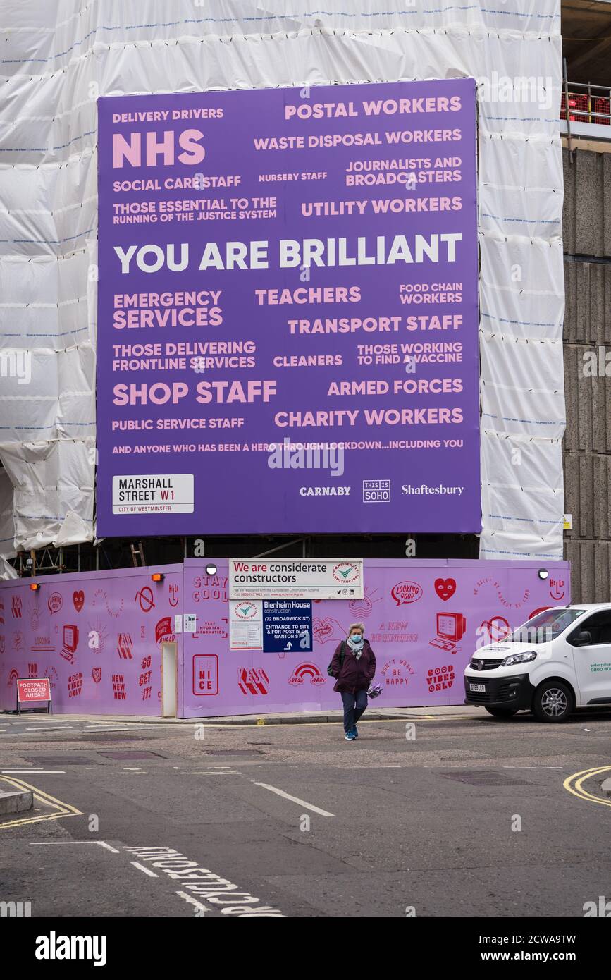 Grande segno in un cantiere in apprezzamento per la dedizione dei lavoratori chiave durante la pandemia di Coronavirus. Soho, Londra, Inghilterra, Regno Unito Foto Stock