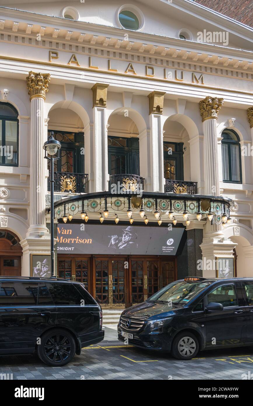 Facciata anteriore del London Palladium con poster pubblicitari per un concerto di Van Morrison, Argyll Street, Soho, Londra, Inghilterra, Regno Unito Foto Stock