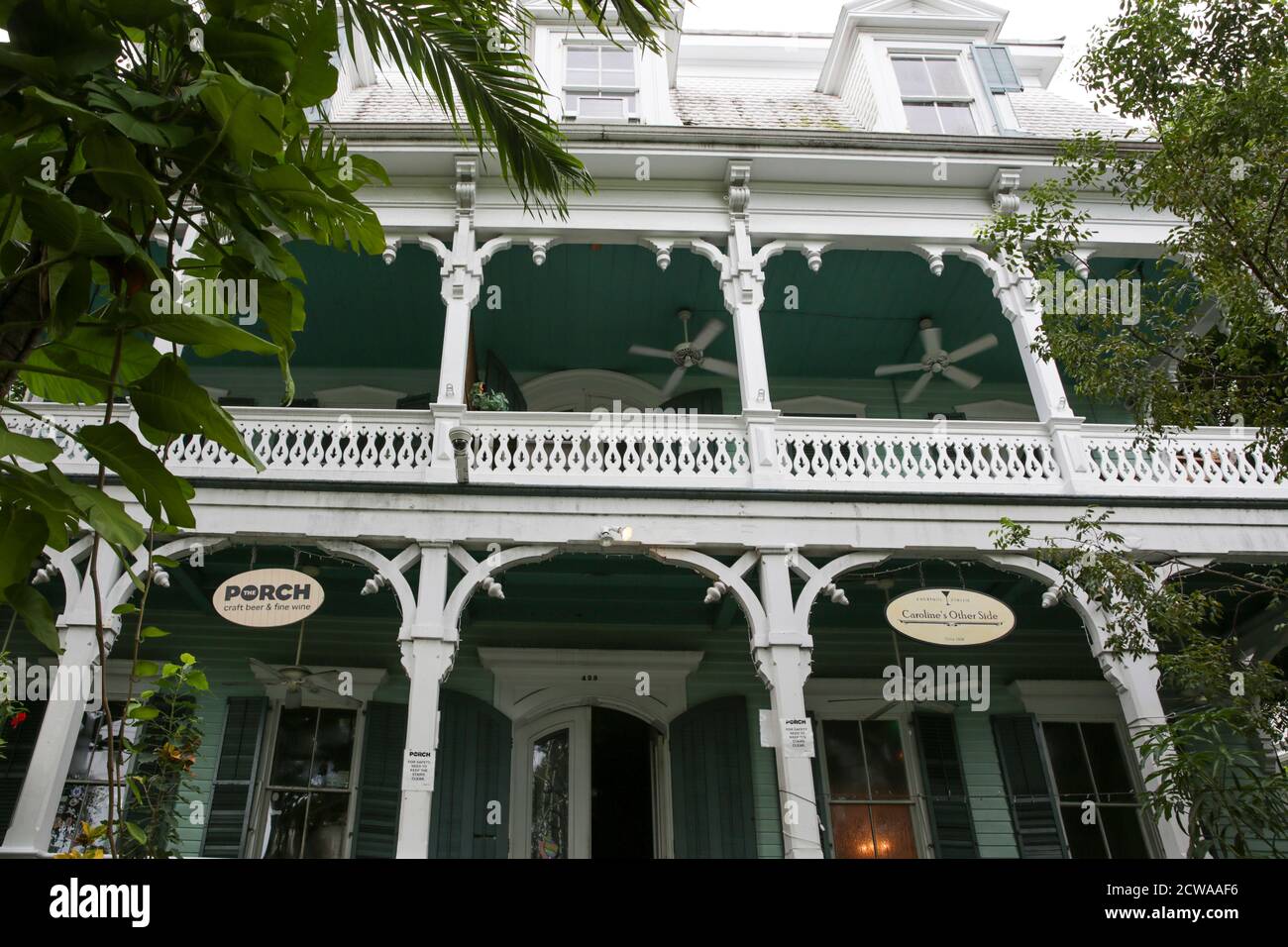 La Dr. Joseph Y. Porter House è una casa storica a Key West, Florida. Si trova in 429 Caroline Street. La costruzione originale è stata costruita nel 1 Foto Stock
