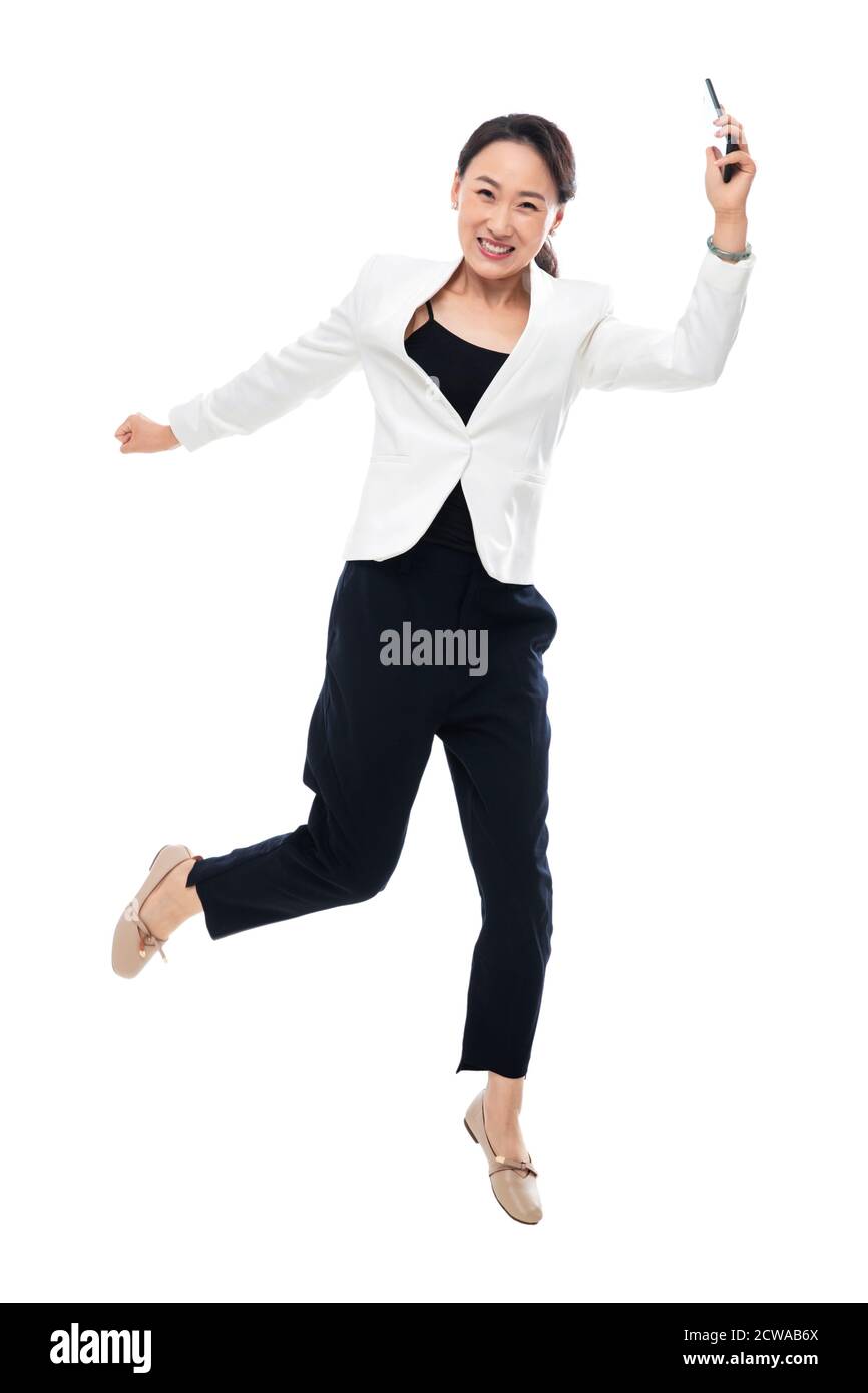 Tenere un telefono cellulare eccitante donna di affari Foto Stock