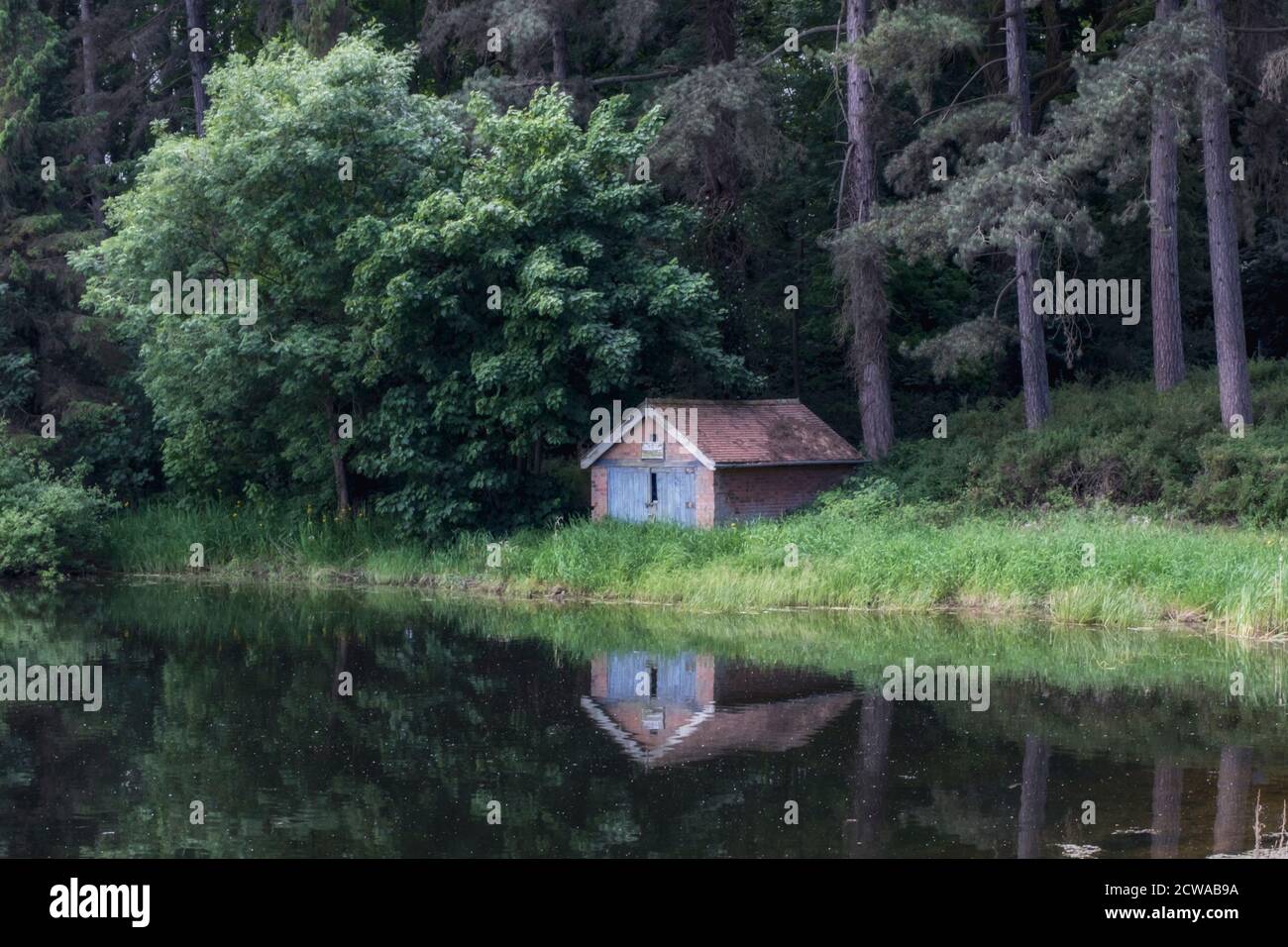 Il Boathouse sul lago artificiale di Swhyland, un bacino idrico nella contea inglese del Leicestershire. La Grande Ferrovia Centrale lo attraversa. Foto Stock