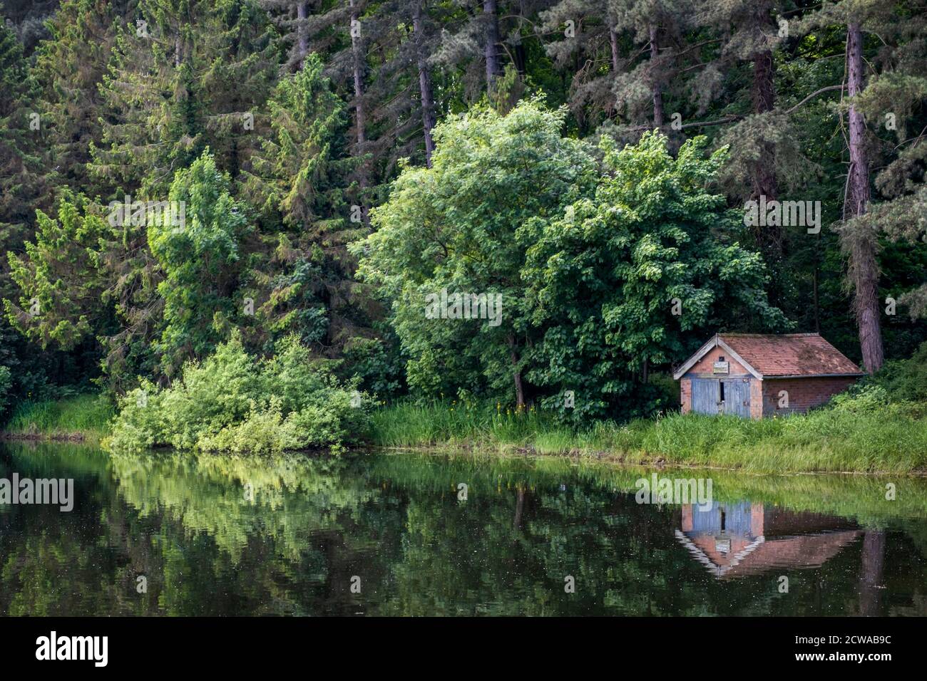 Il Boathouse sul lago artificiale di Swhyland, un bacino idrico nella contea inglese del Leicestershire. La Grande Ferrovia Centrale lo attraversa. Foto Stock