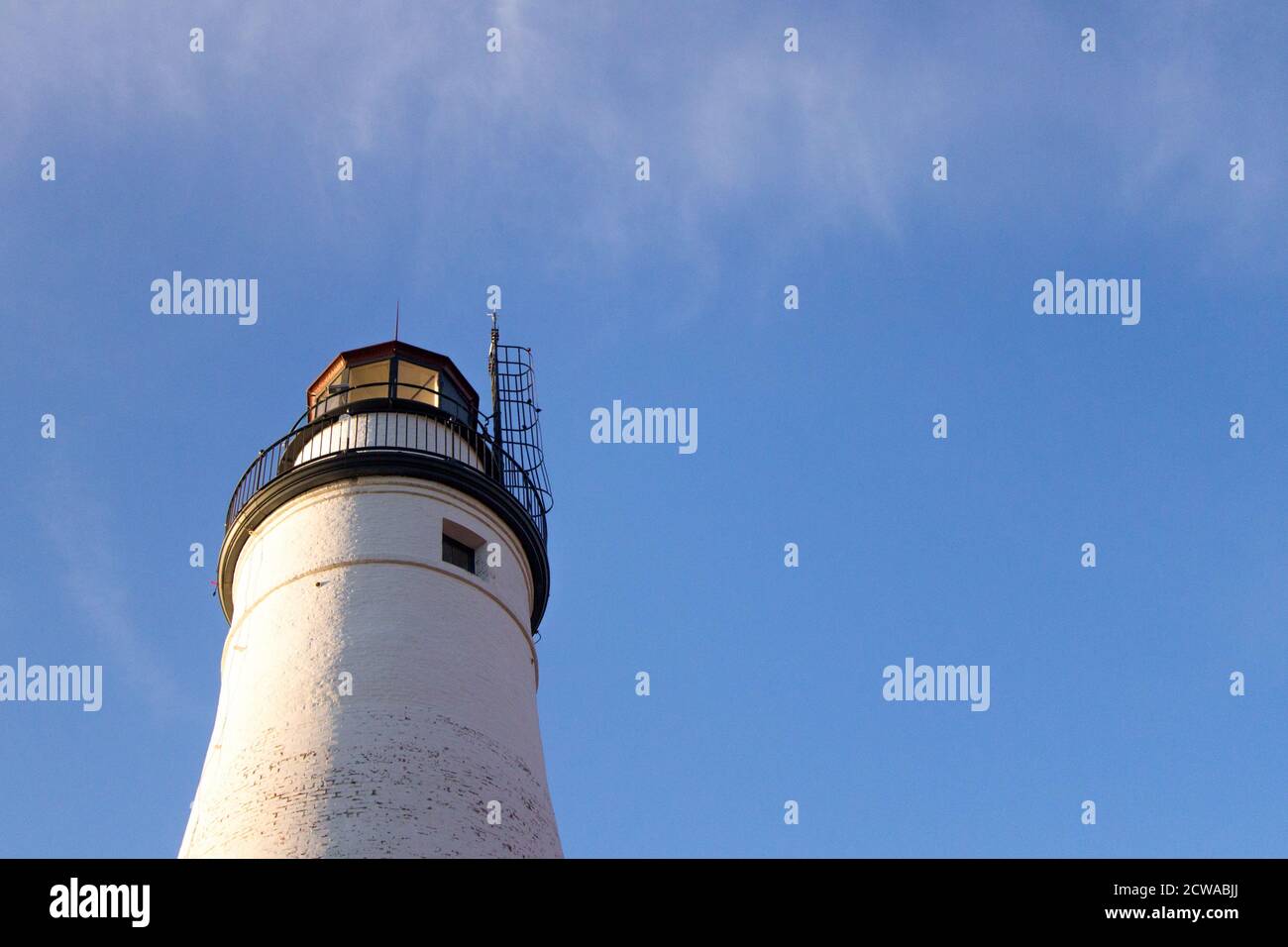 Faro sfondo con Copy Space. Il faro di Fort Gratiot sul lago Huron è uno dei più antichi fari dei grandi Laghi. Foto Stock