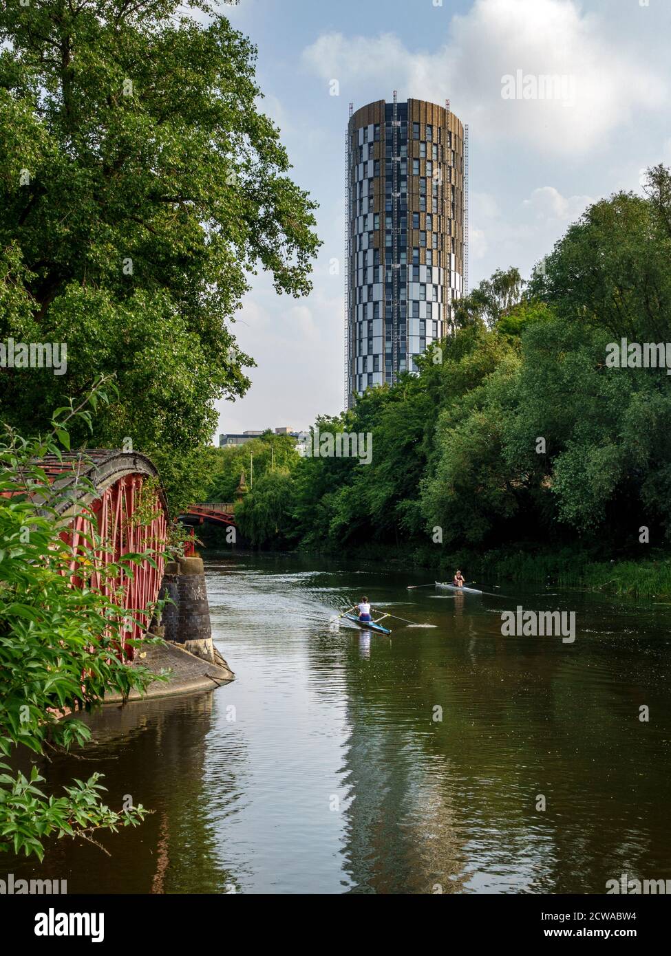 Passerella sul vecchio fiume che sorvola con il Summit Building, Student Roost sullo sfondo. Leicester, Inghilterra. Foto Stock