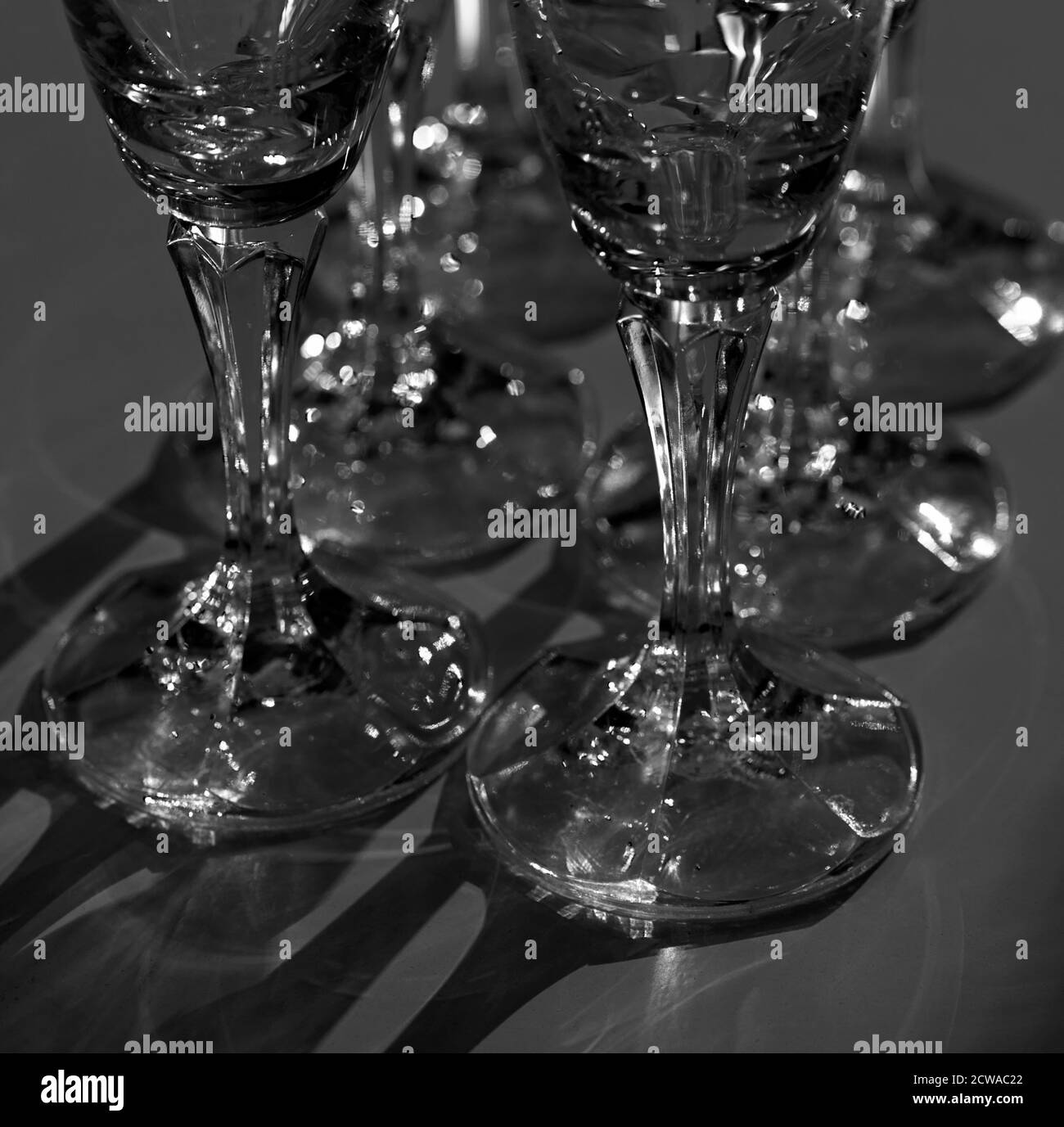 Bicchieri di champagne fatti di cristallo illuminati in una stanza buia  Foto stock - Alamy