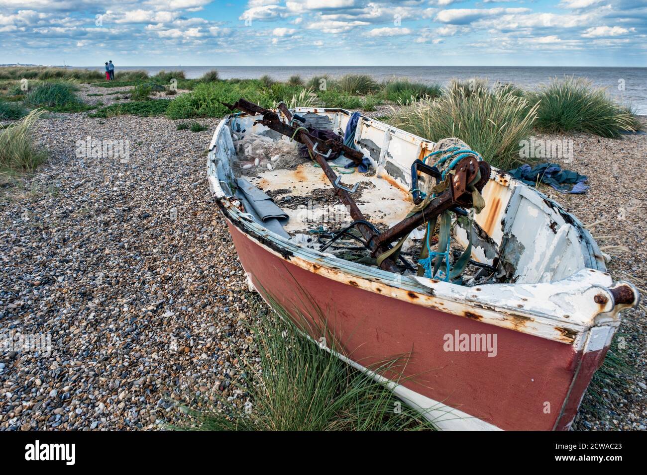 Barca abbandonata sulla spiaggia di Kessingland, Suffolk, |Inghilterra. Foto Stock