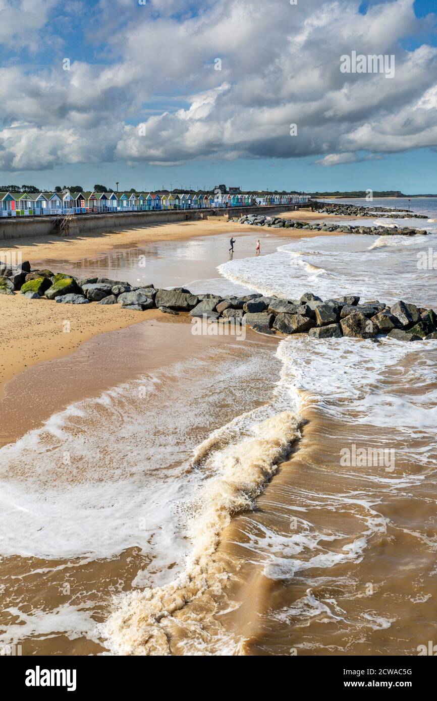 Spiaggia e groynes rock a Southwold, Suffolk, Inghilterra, Regno Unito Foto Stock