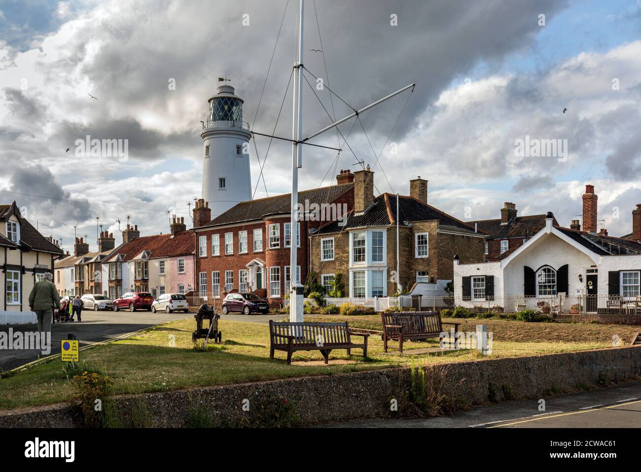 Il faro di Southwold si trova sopra gli edifici storici della città, St. James Green, East Cliff, Southwold, Suffolk, Inghilterra Foto Stock