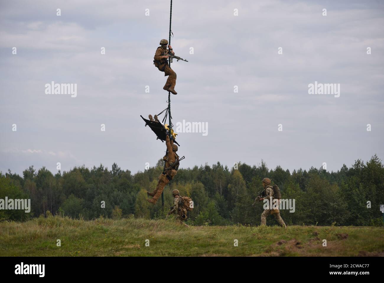 Rapid Trident perfora su un poligono di tiro, vicino a Lviv, Ucraina, 06 settembre 2018. La fase pratica delle esercitazioni militari internazionali Rapid Trident-2018, il più grande esercizio di terra congiunto delle forze armate ucraine e delle unità dell'esercito straniero, è iniziata nel campo di addestramento di Yavoriv. Truppe ucraine e unità militari di stati partner addestrati per contrastare l'aggressione armata in una guerra ibrida. Un totale di 2,500 truppe provenienti da 14 paesi hanno partecipato ai Rapid Trident Drills di quest'anno. gli stati partecipanti sono la Gran Bretagna, il Canada, la Georgia, la Lituania, la Turchia, la Polonia e la Germania. Foto Stock