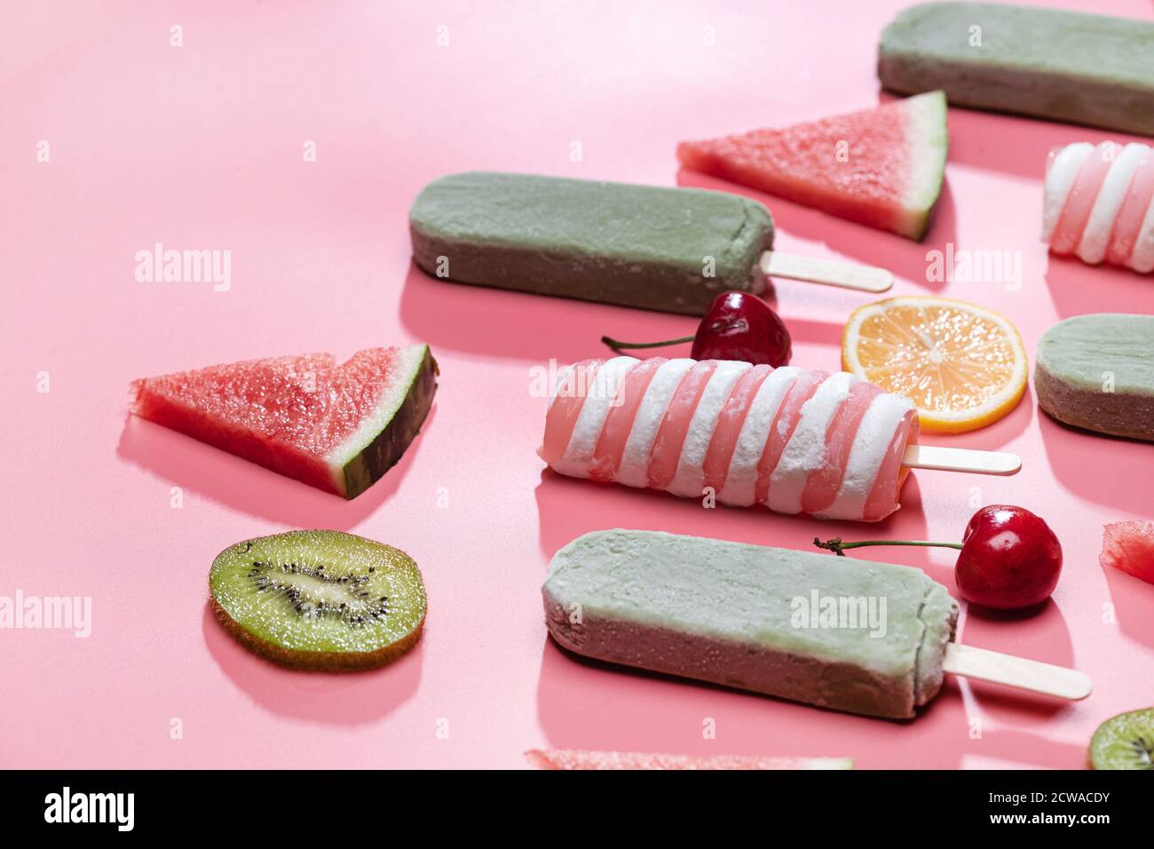 Diversi tipi di frutta e una varietà di Popsicle Foto Stock